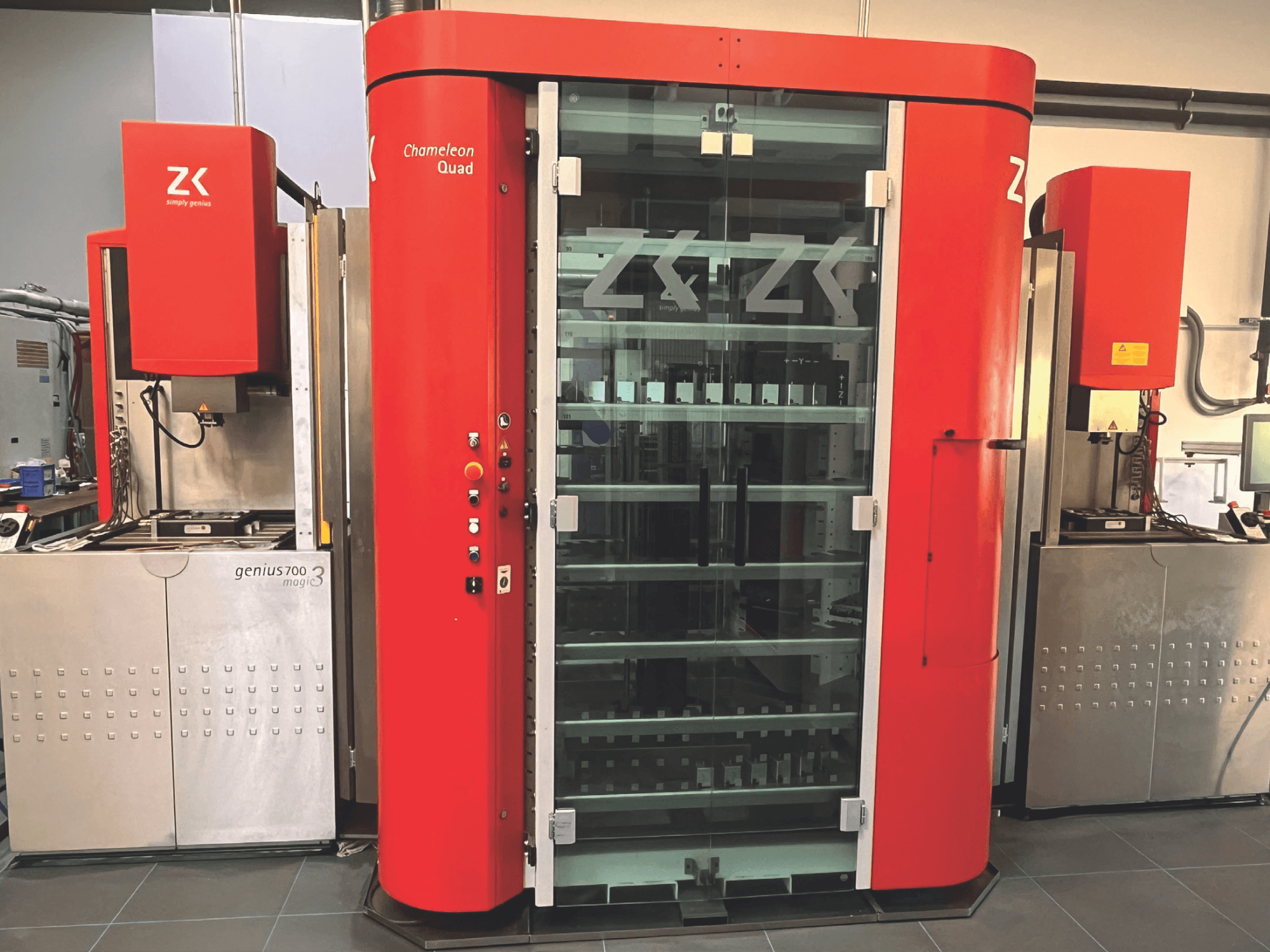 ZK Chameleon Quad, vooraanzicht, met rode buitenkant, glazen schappen en aangrenzende Genius 700 Magic 3-unit met bedieningspaneel.