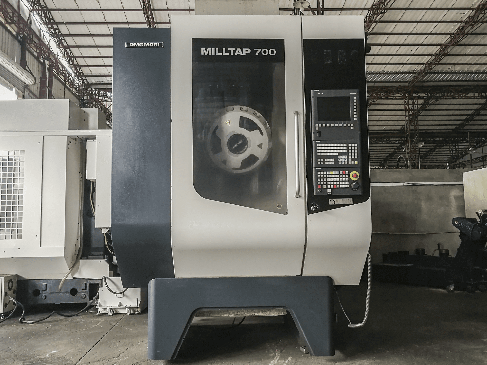 Vooraanzicht van DMG MORI MillTap 700 machine
