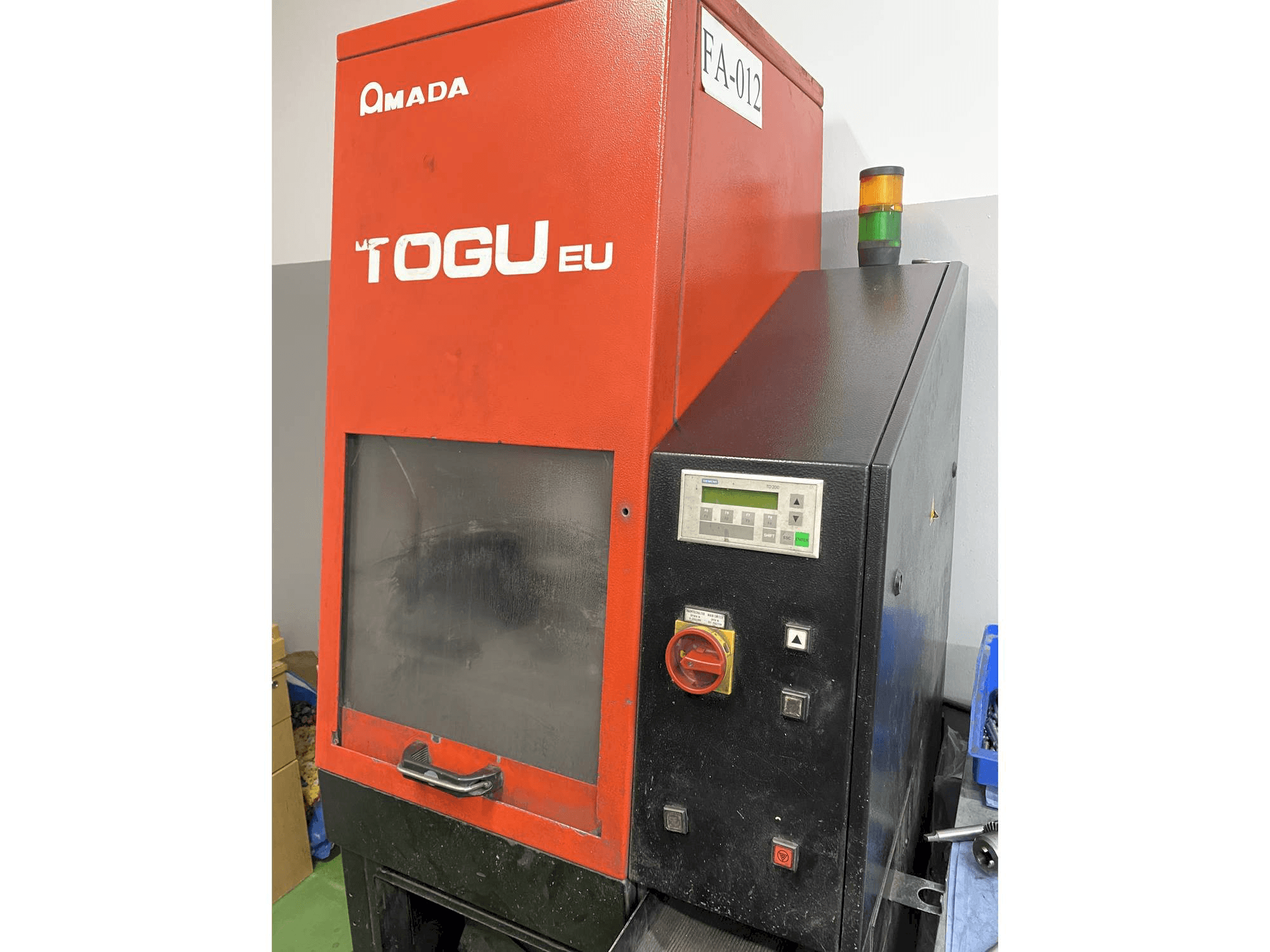 Vooraanzicht van AMADA Togu EU machine