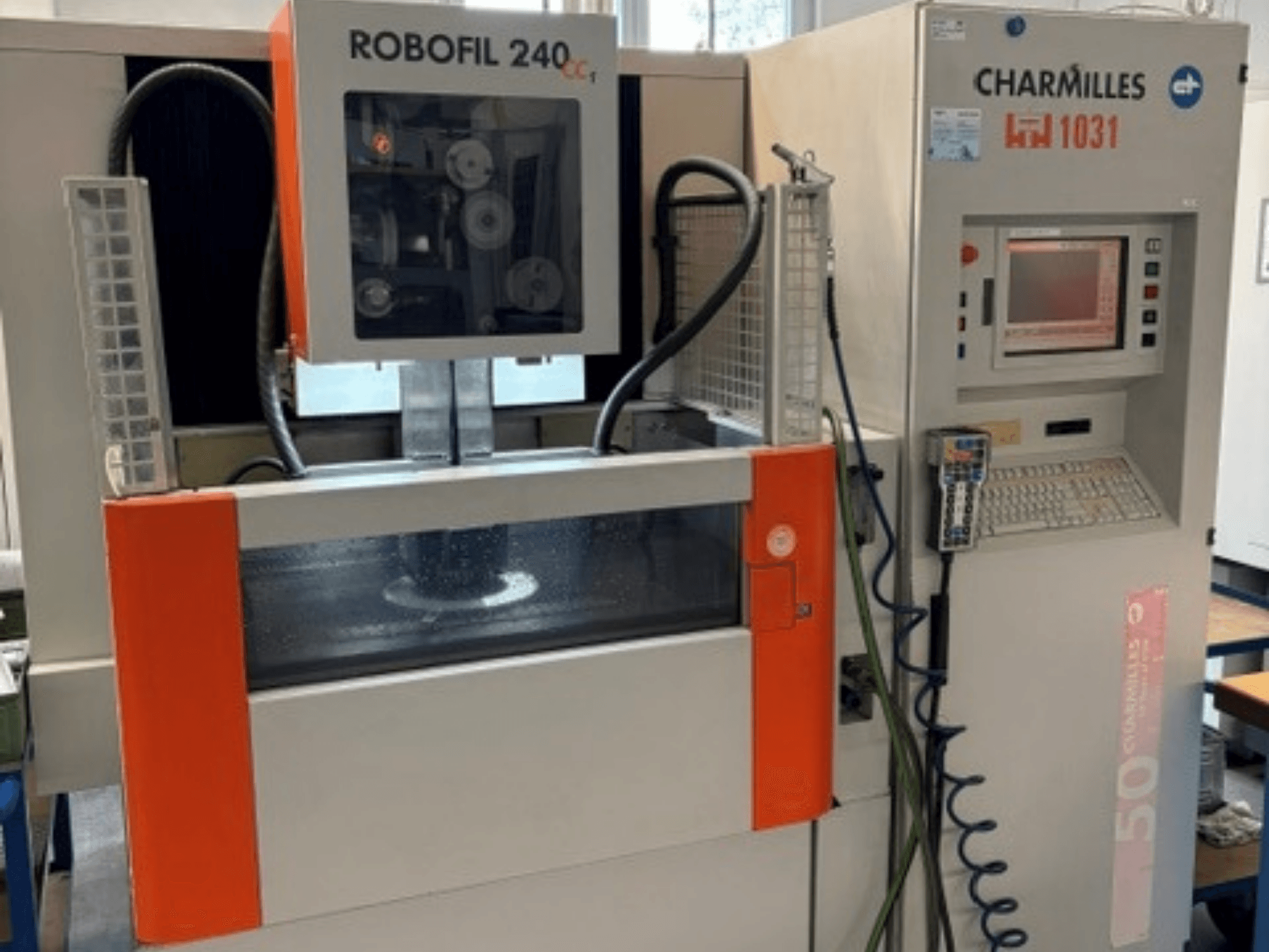 Charmilles Robofil 240 CC draadvonkmachine, vooraanzicht met het bedieningspaneel en het waterreservoir.