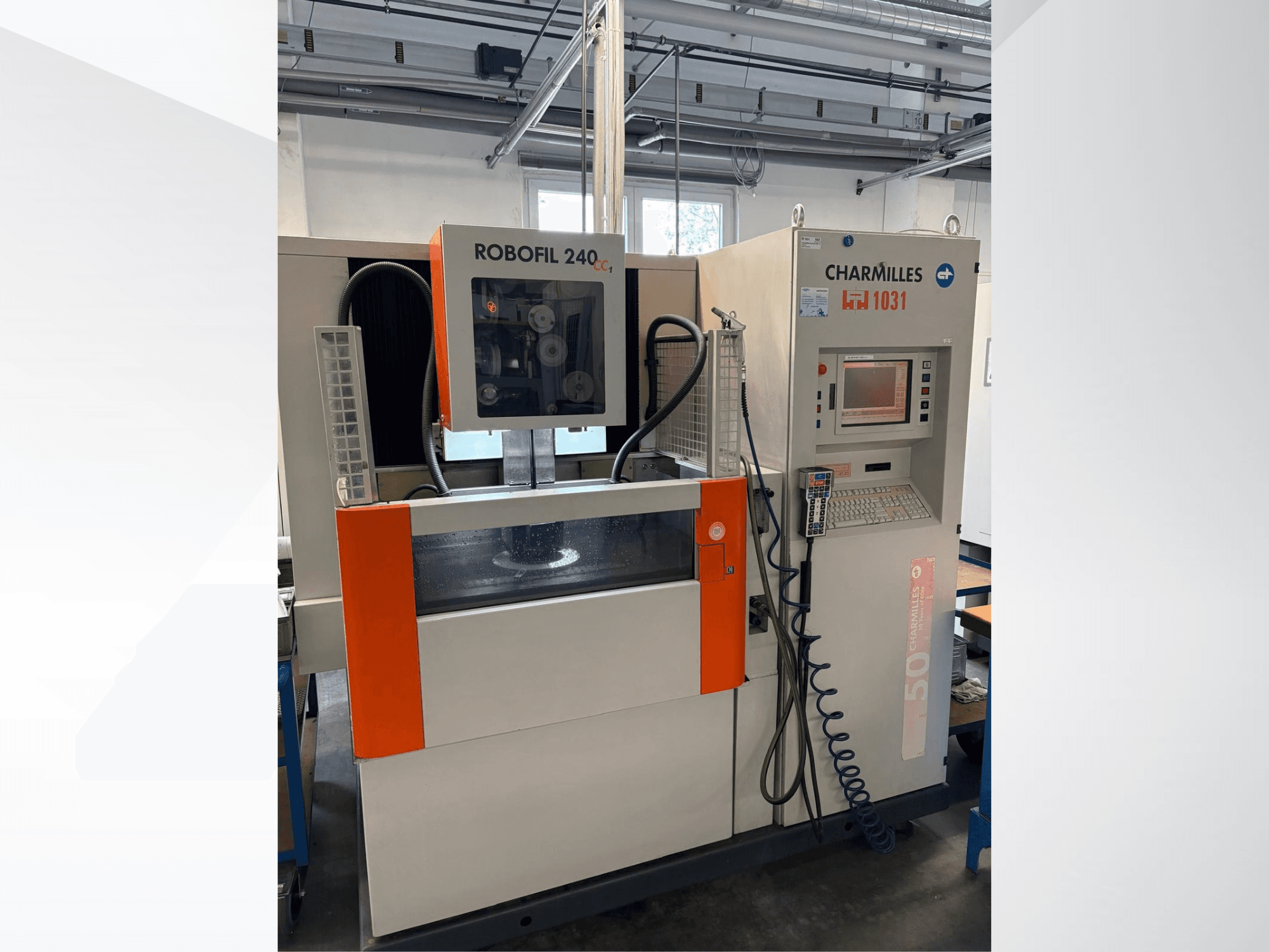 Draadvonkmachine CHARMILLES Robofil 240 CC, vooraanzicht met bedieningspaneel en watertank, met opvallende oranje accenten.