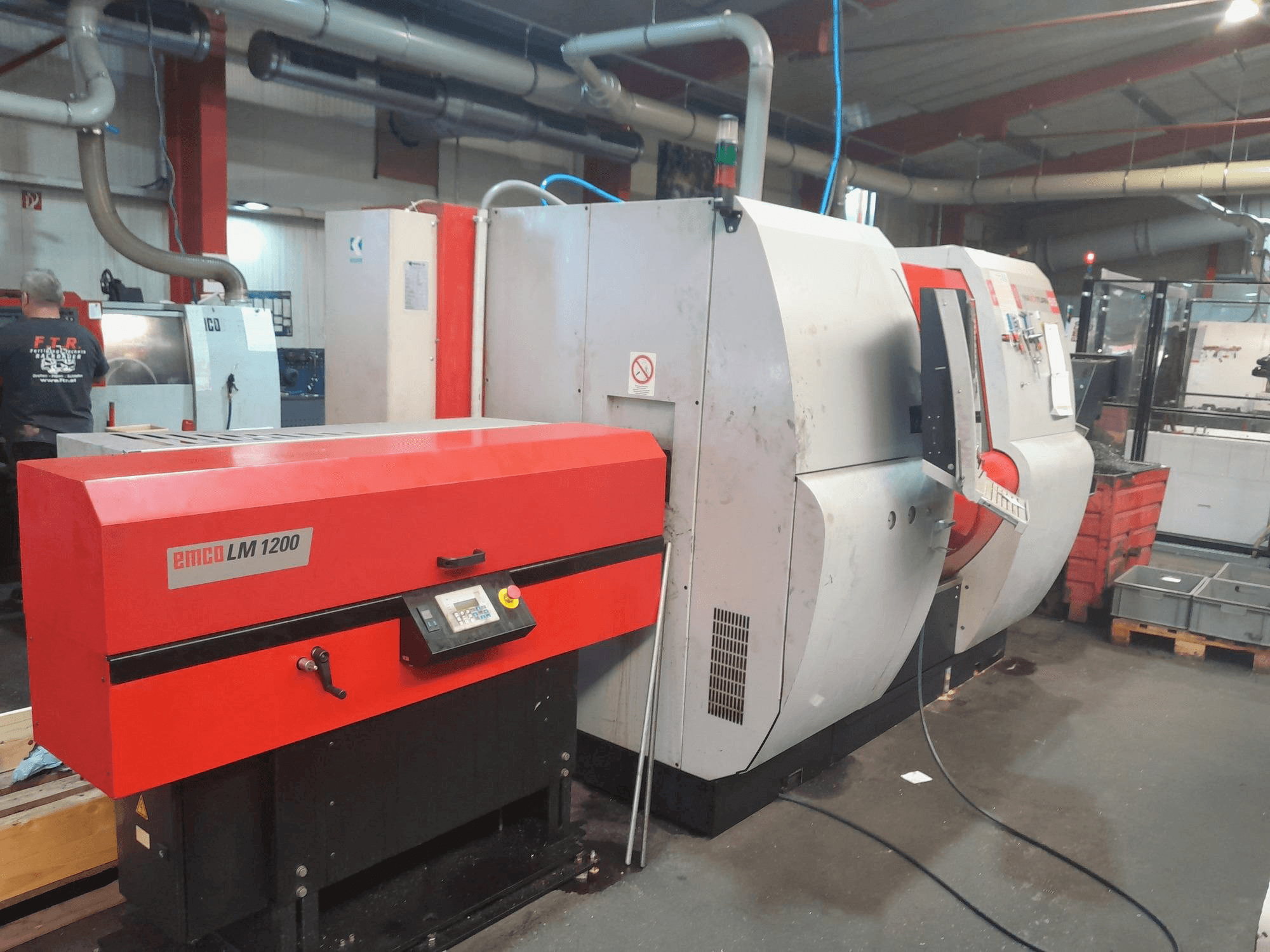 Vooraanzicht van EMCO MAX Turn 65 machine