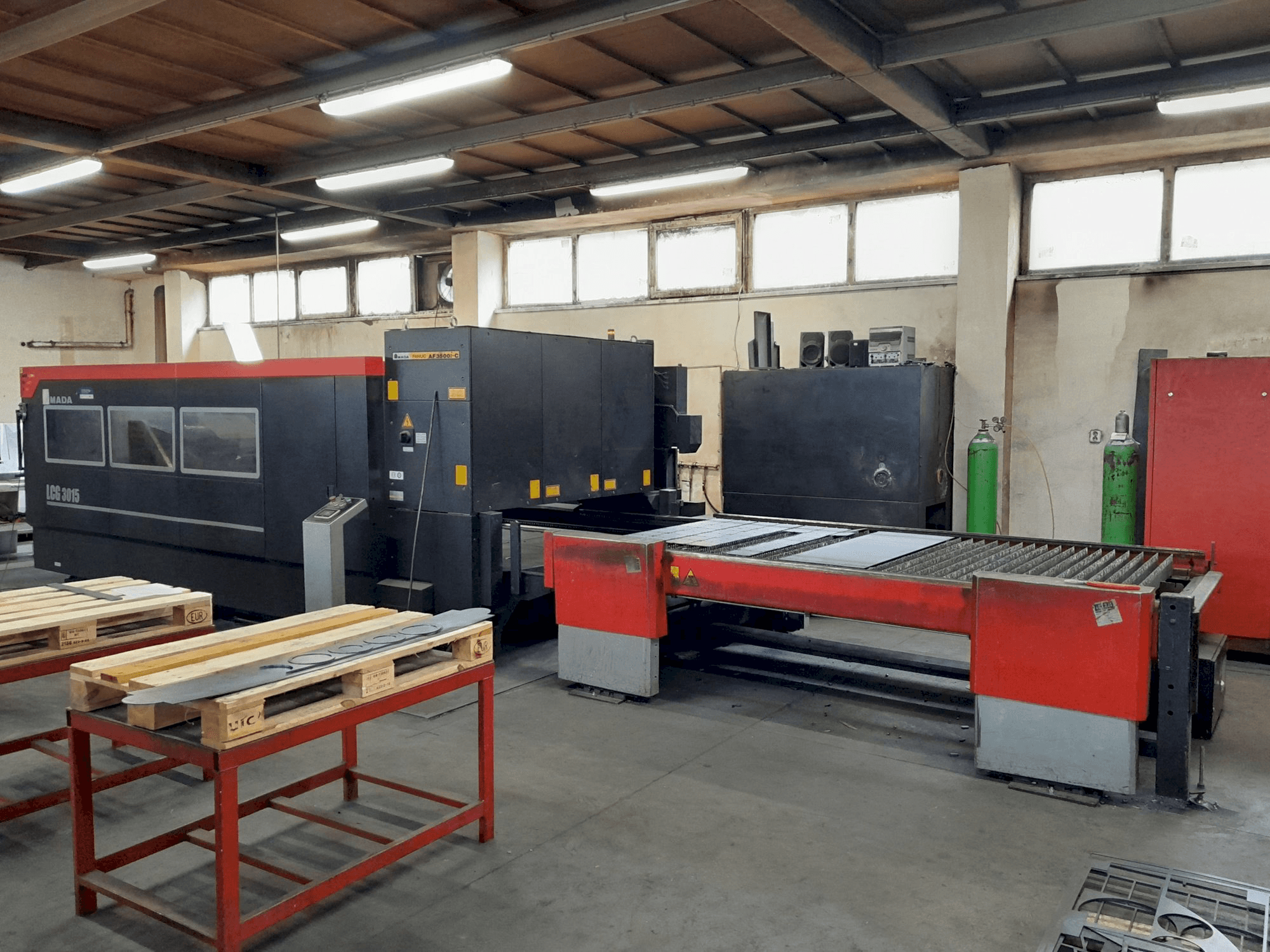Vooraanzicht van AMADA LCG 3015 machine