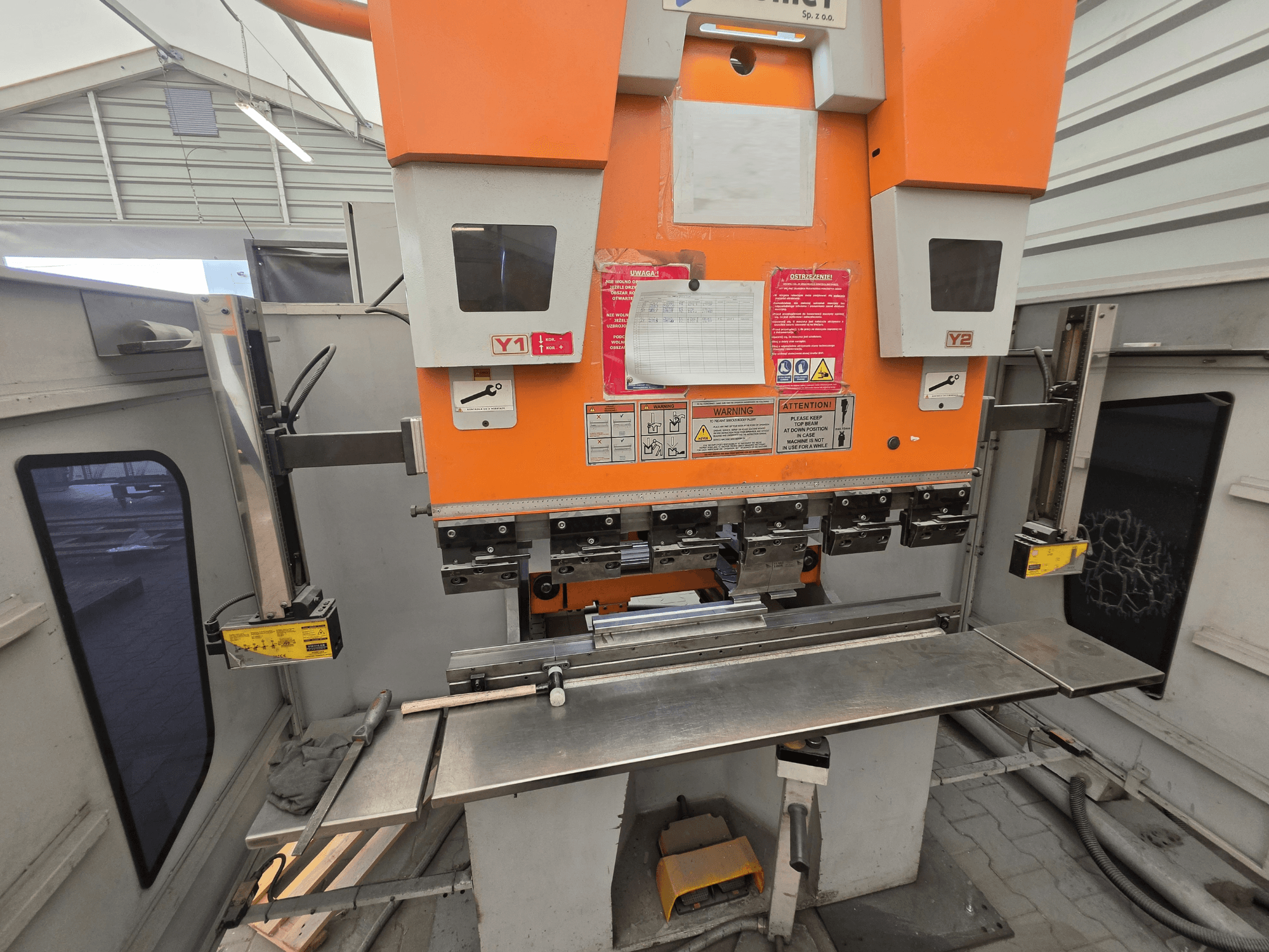 ERMAKSAN Speed-Bend Pro 1270x60 kantpers, vooraanzicht, met hydraulische bedieningselementen, werktafel en veiligheidsvoorzieningen.