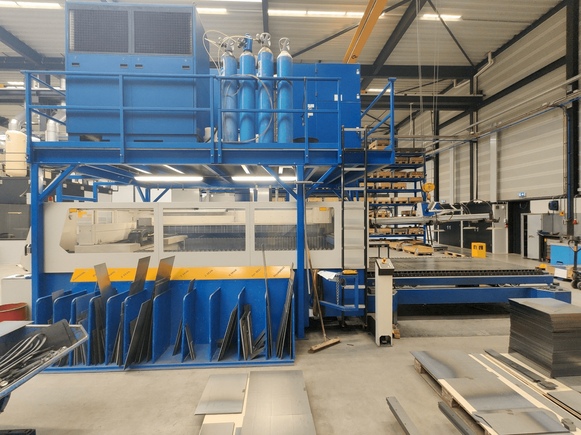 Linkerzijdeaanzicht van Trumpf Trumatic L 3030 machine