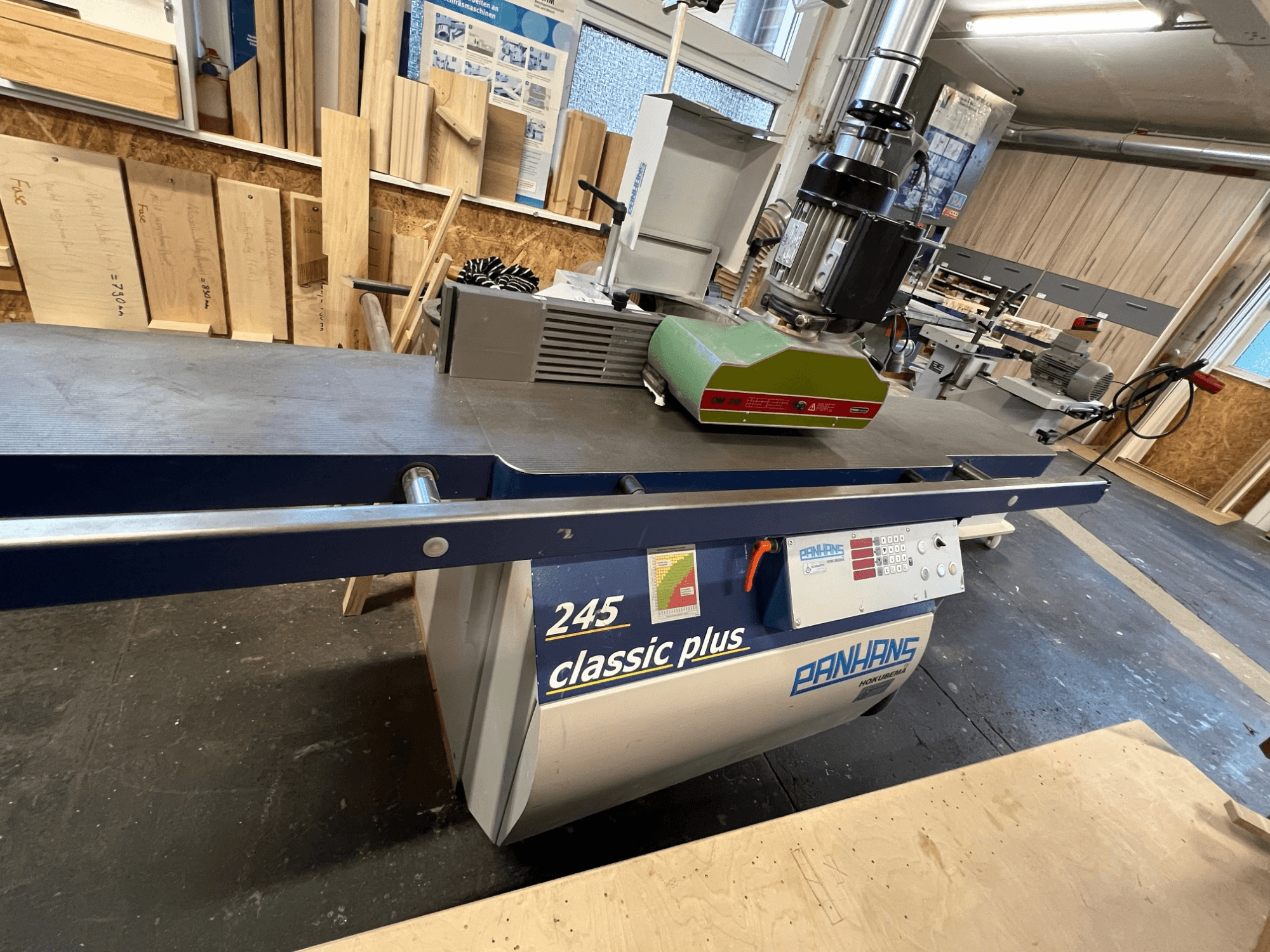 Freesmachine PANHANS 245 classic plus, vooraanzicht met groene motor, bedieningspaneel en werkblad in werkplaatsopstelling.