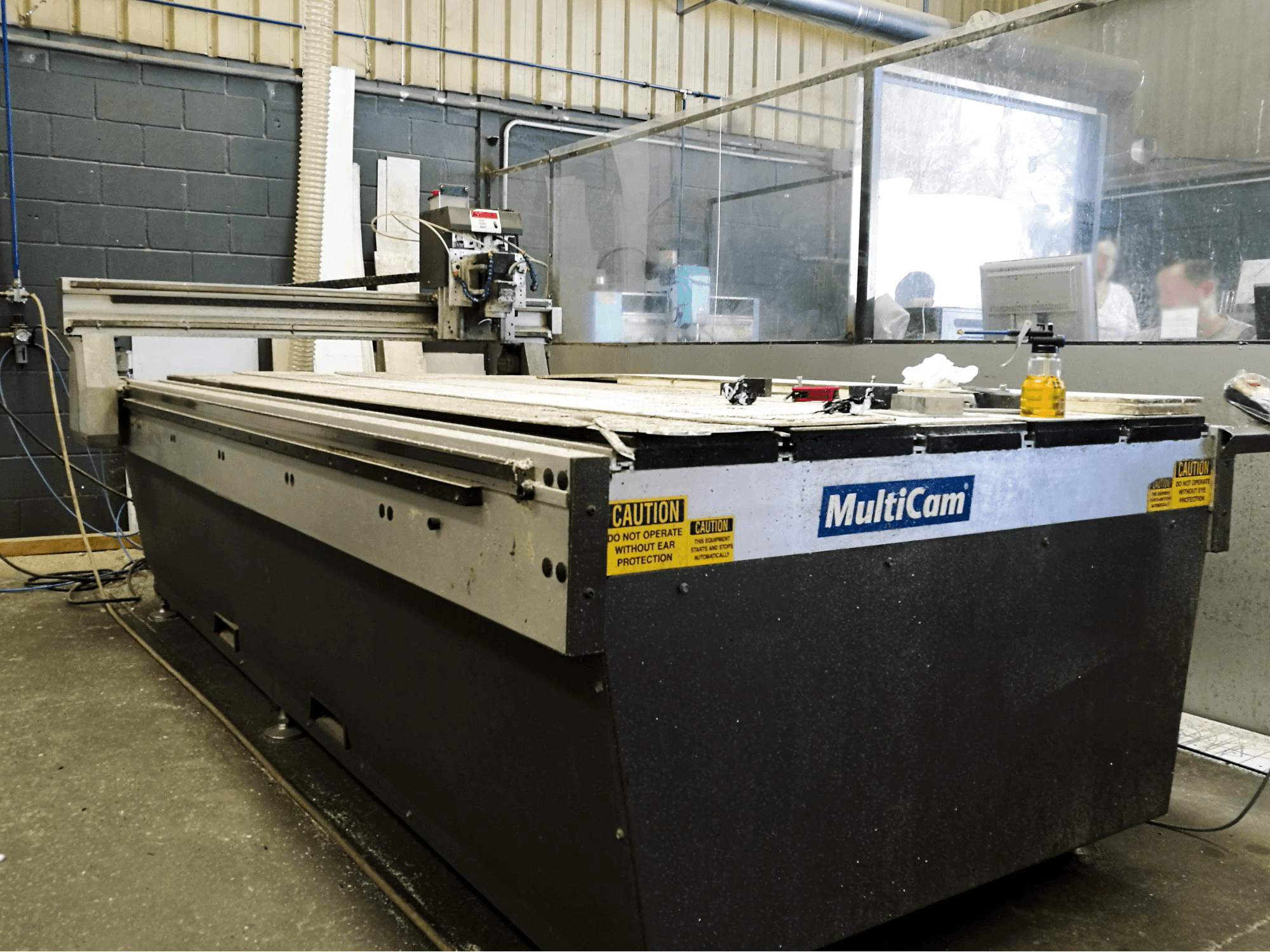 Links zicht van MultiCam 103 machine