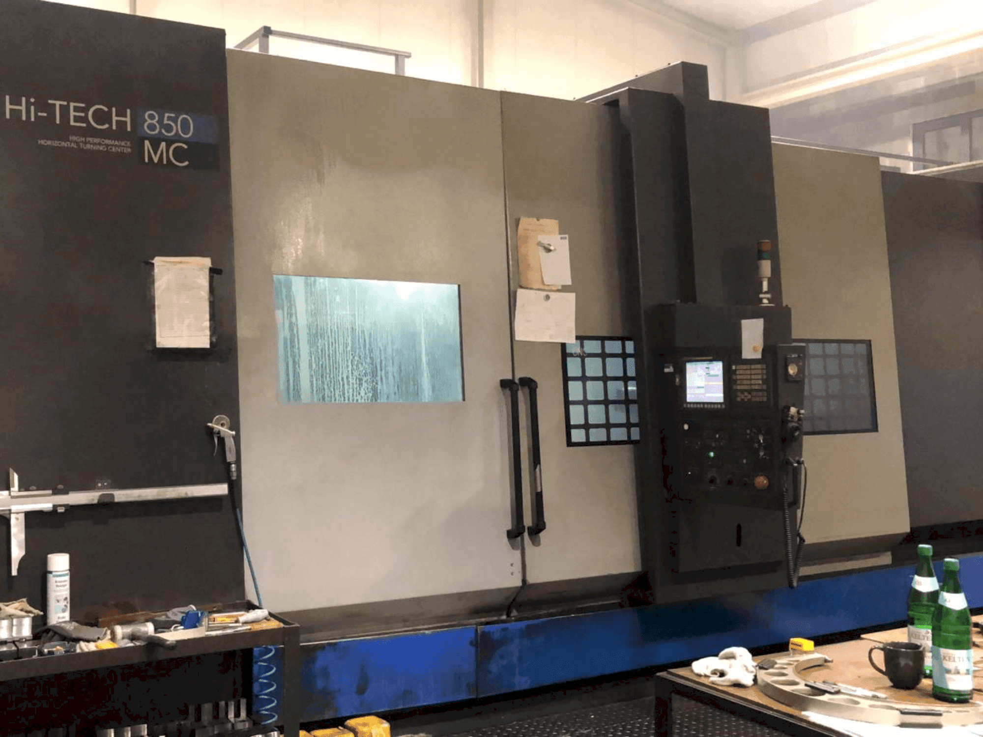 Vooraanzicht van HWACHEON Hi-Tech 350 machine
