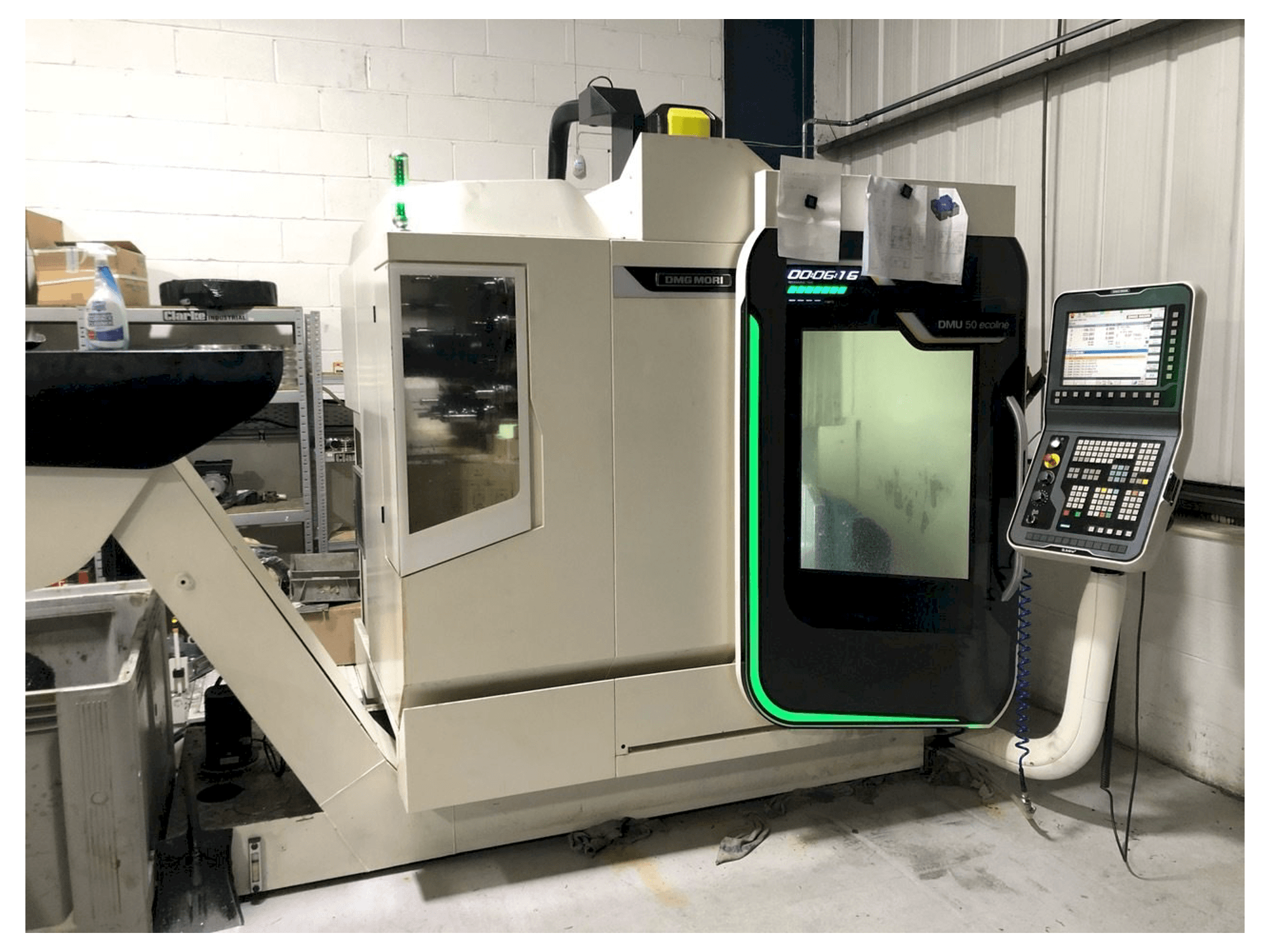 Vooraanzicht van DMG MORI DMU 50 ecoline machine