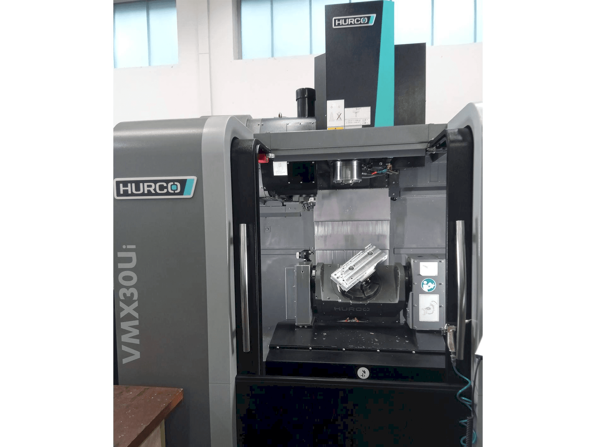 Vooraanzicht van Hurco VMX 30ui machine