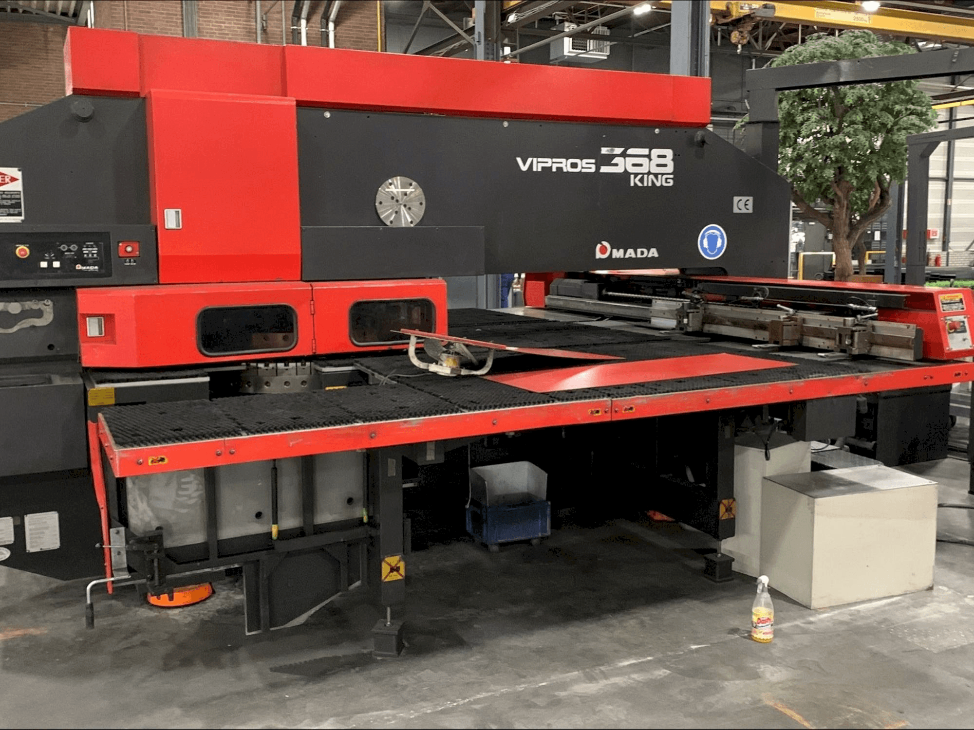 Vooraanzicht van AMADA Vipros 368 King machine