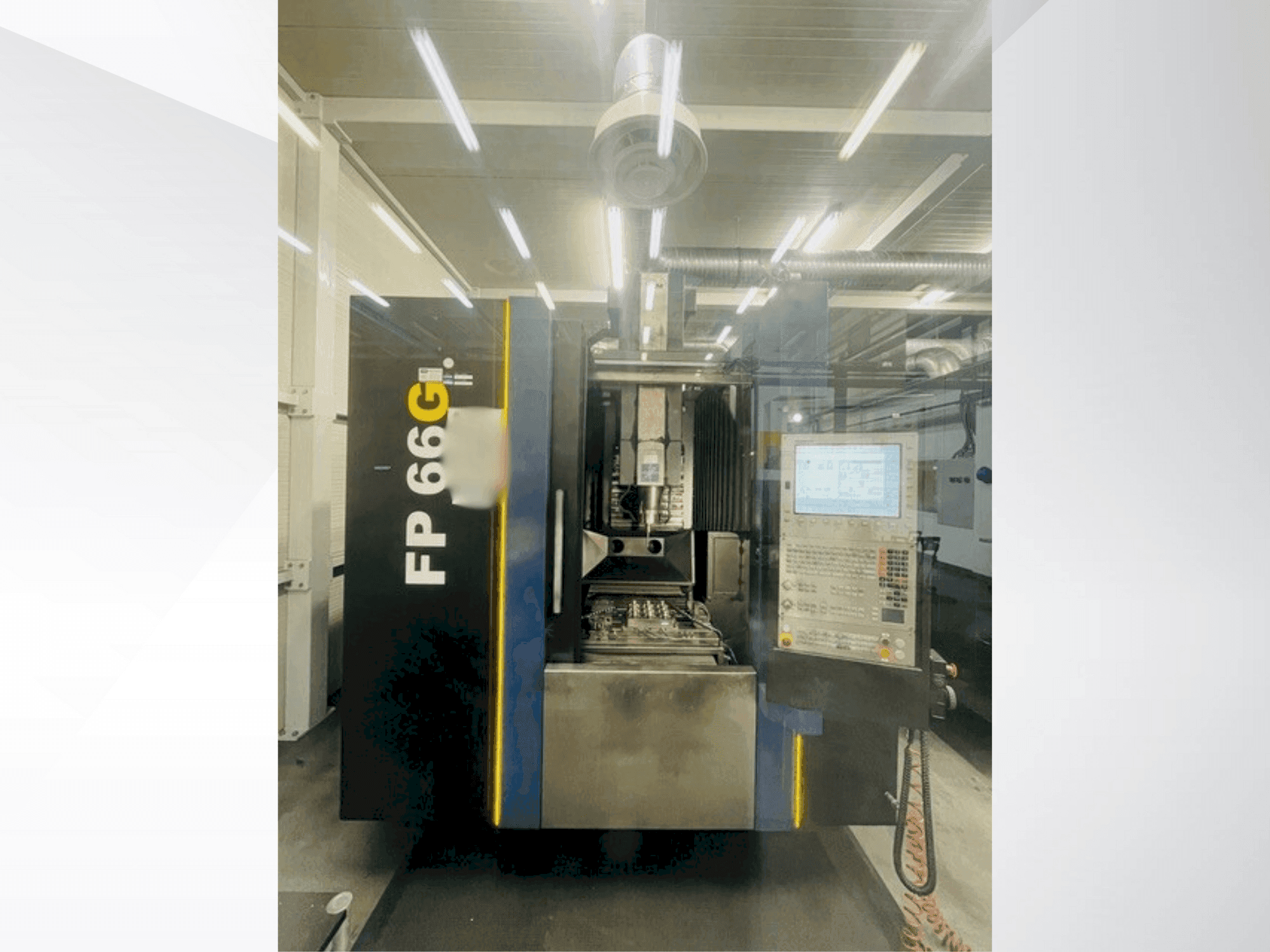Vooraanzicht van YCM FP 66G machine