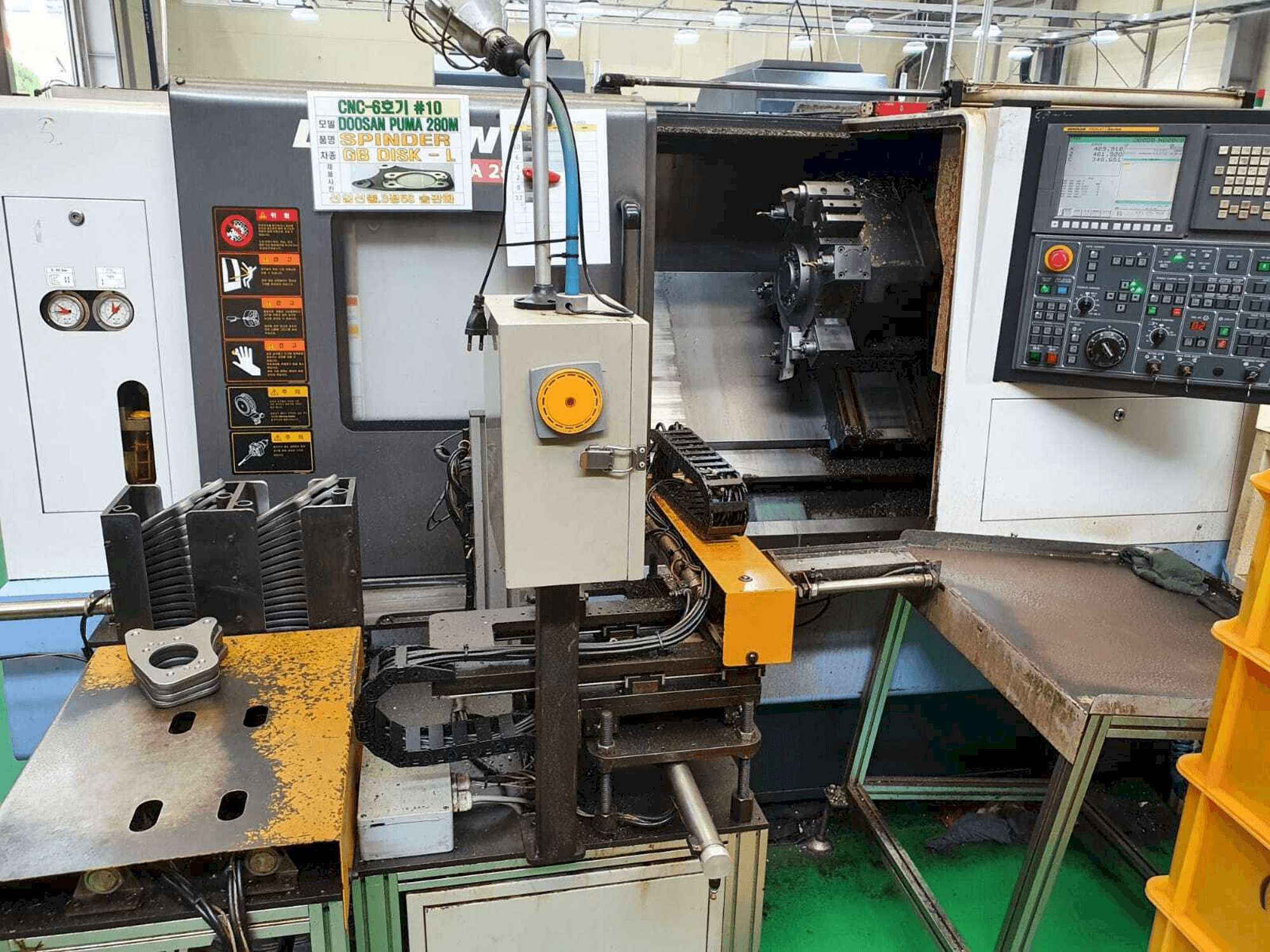 Vooraanzicht van Doosan Puma 280M machine