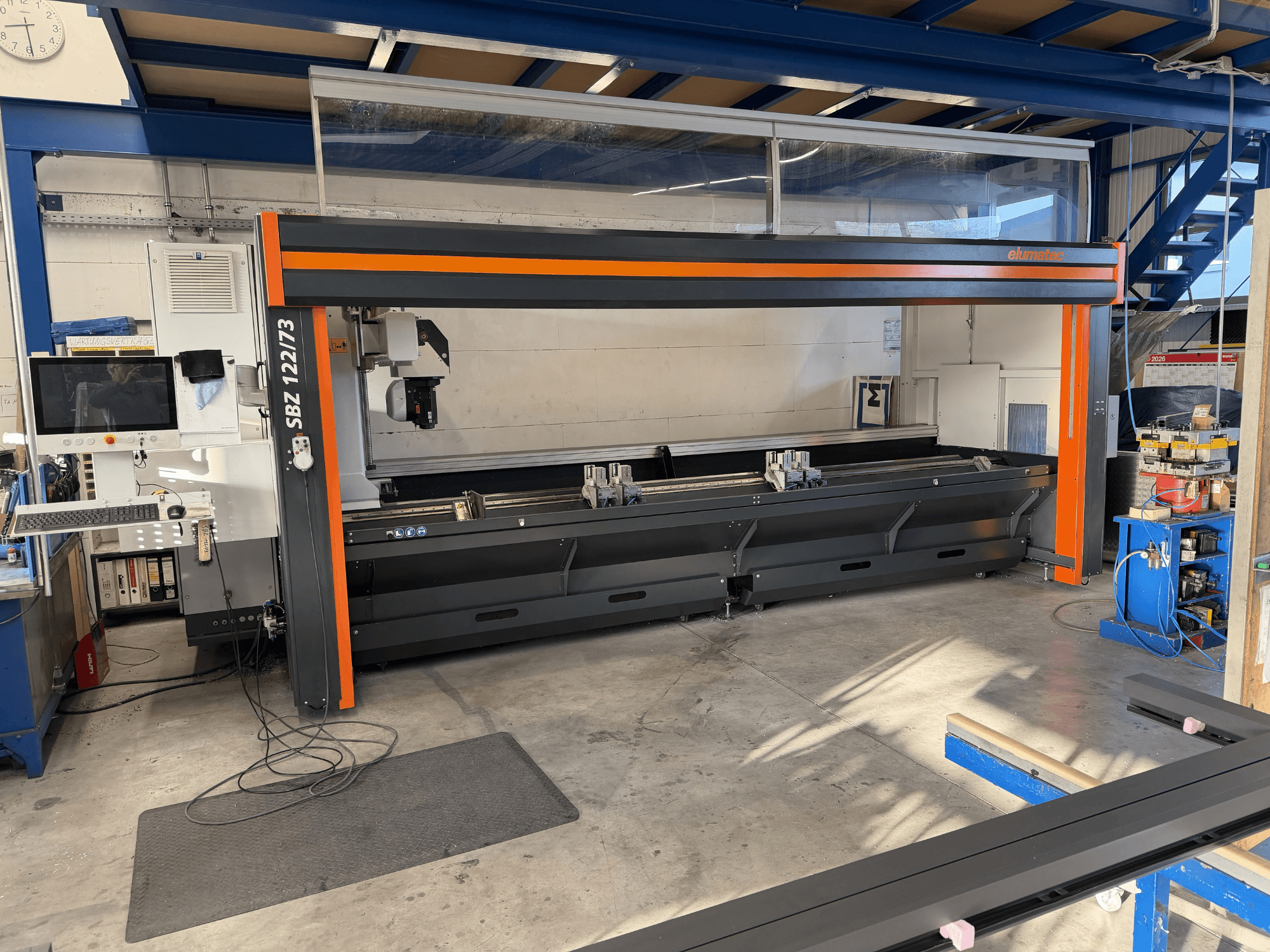 Elumatec SBZ 122/73 werktuigmachine in vooraanzicht, met het bedieningspaneel, het snijgebied en de indeling van de werkruimte.