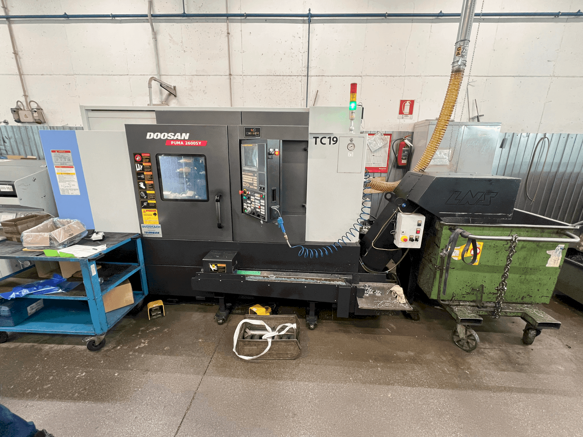 Vooraanzicht van DOOSAN 2600 SY machine