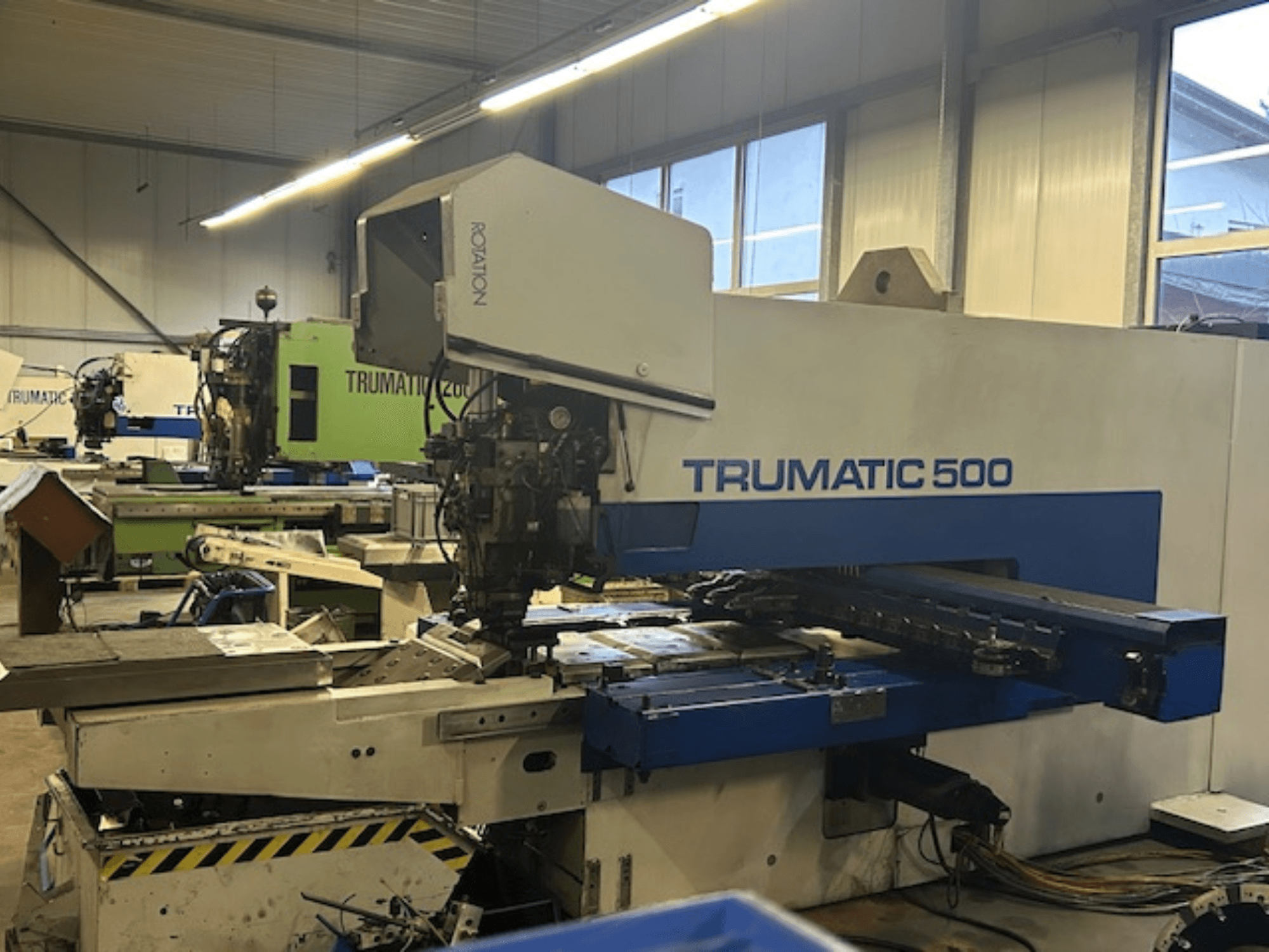 TRUMPF TRUMATIC 500 CNC ponsmachine, vooraanzicht, met bedieningspaneel en mechanische onderdelen. Industriële werkplaats.