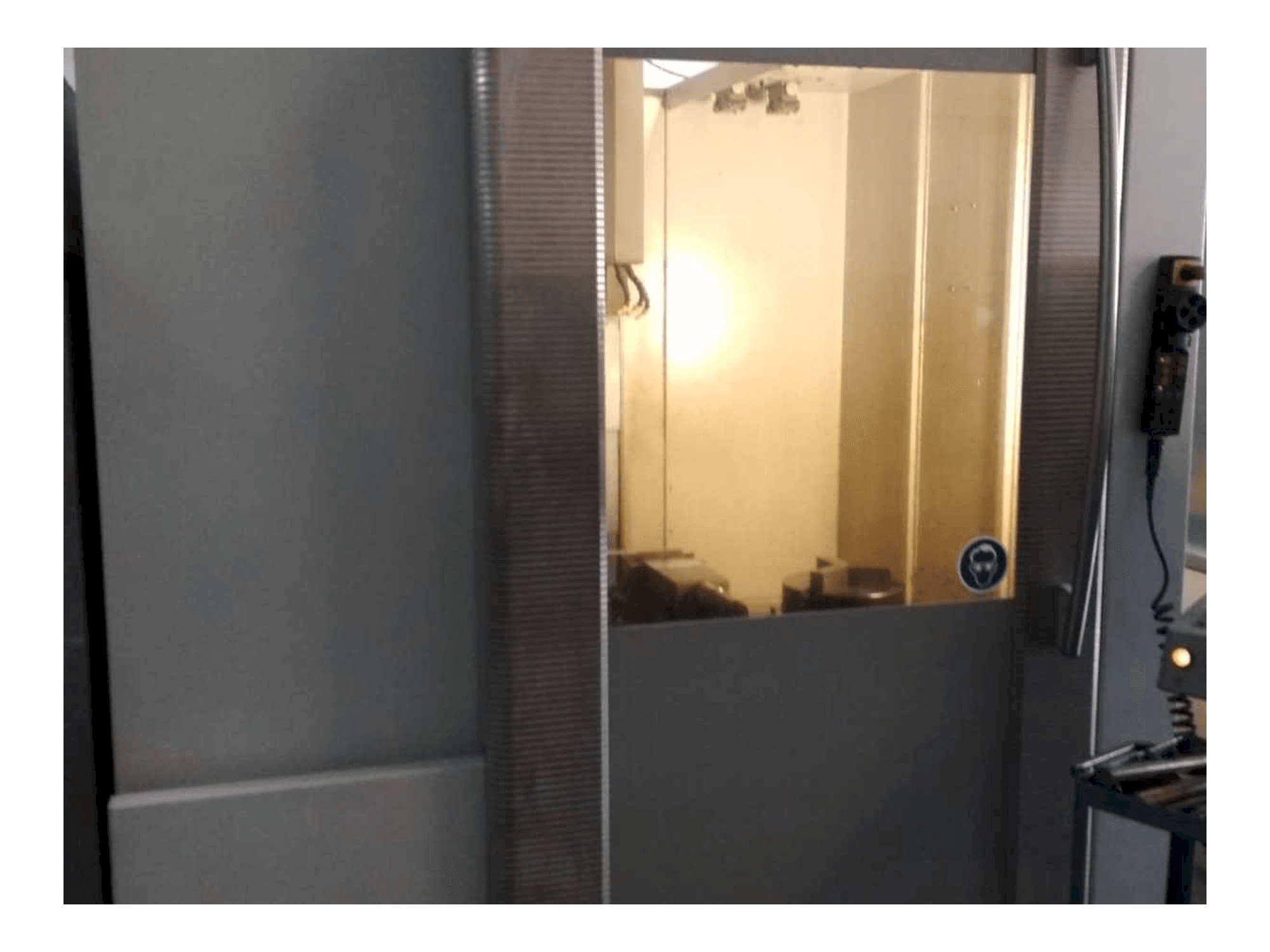 Vooraanzicht van DECKEL MAHO DMC 63V machine