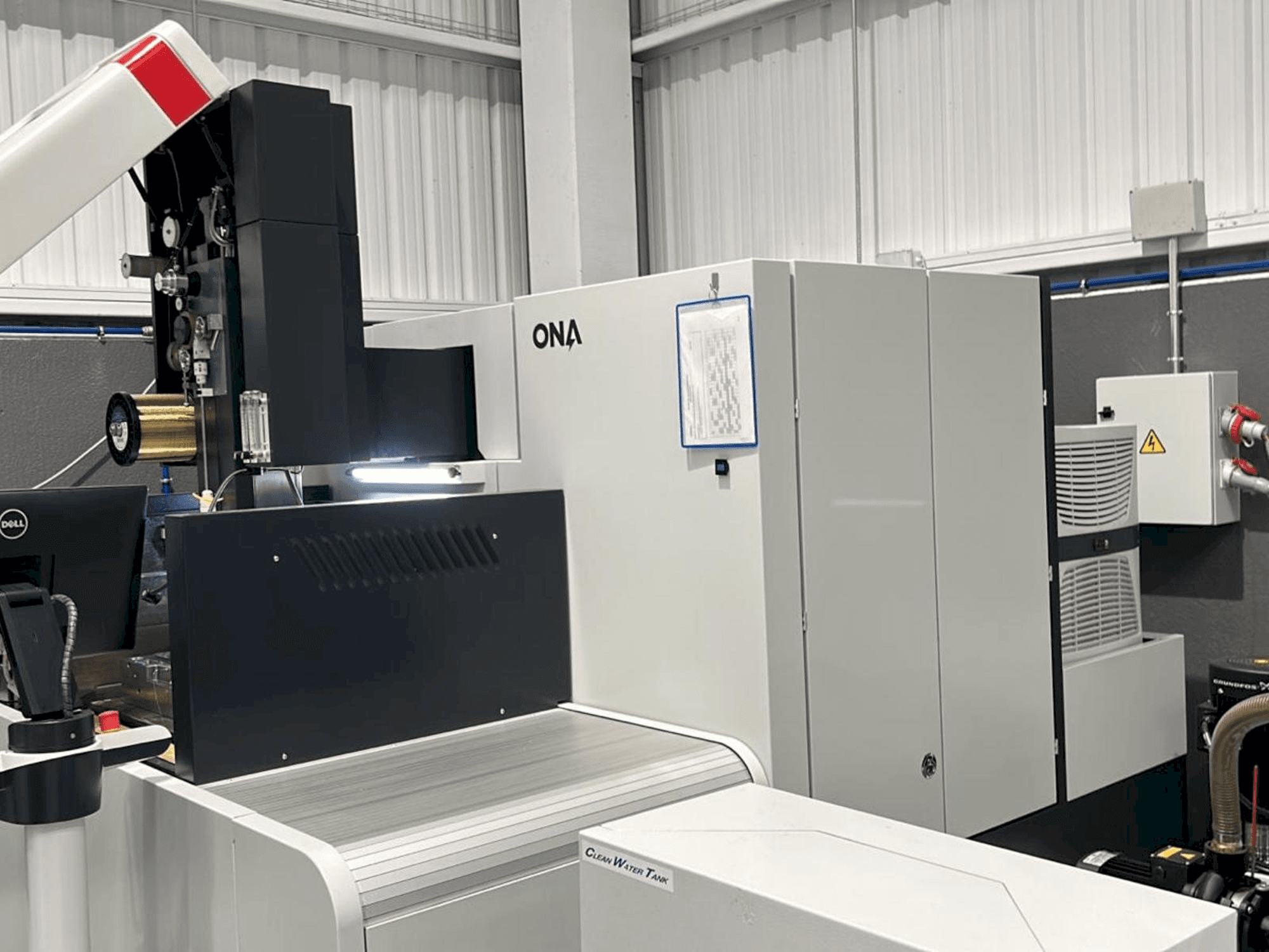 Vooraanzicht van ONA AV35 machine