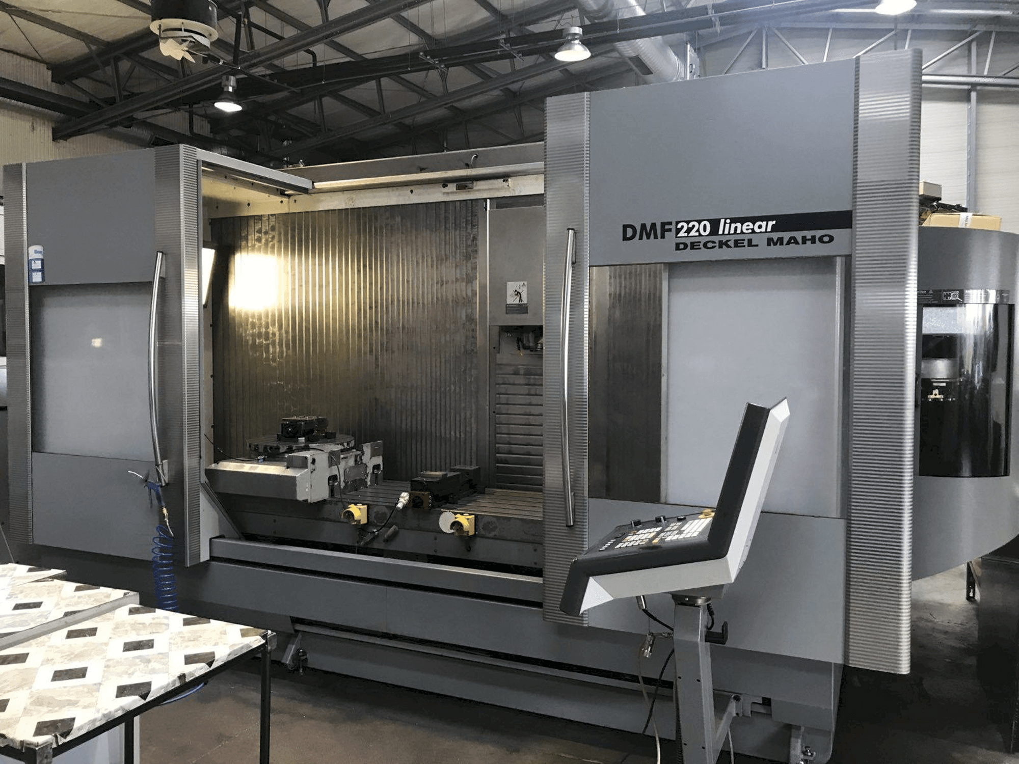 Vooraanzicht van DECKEL MAHO DMF 220 Linear machine