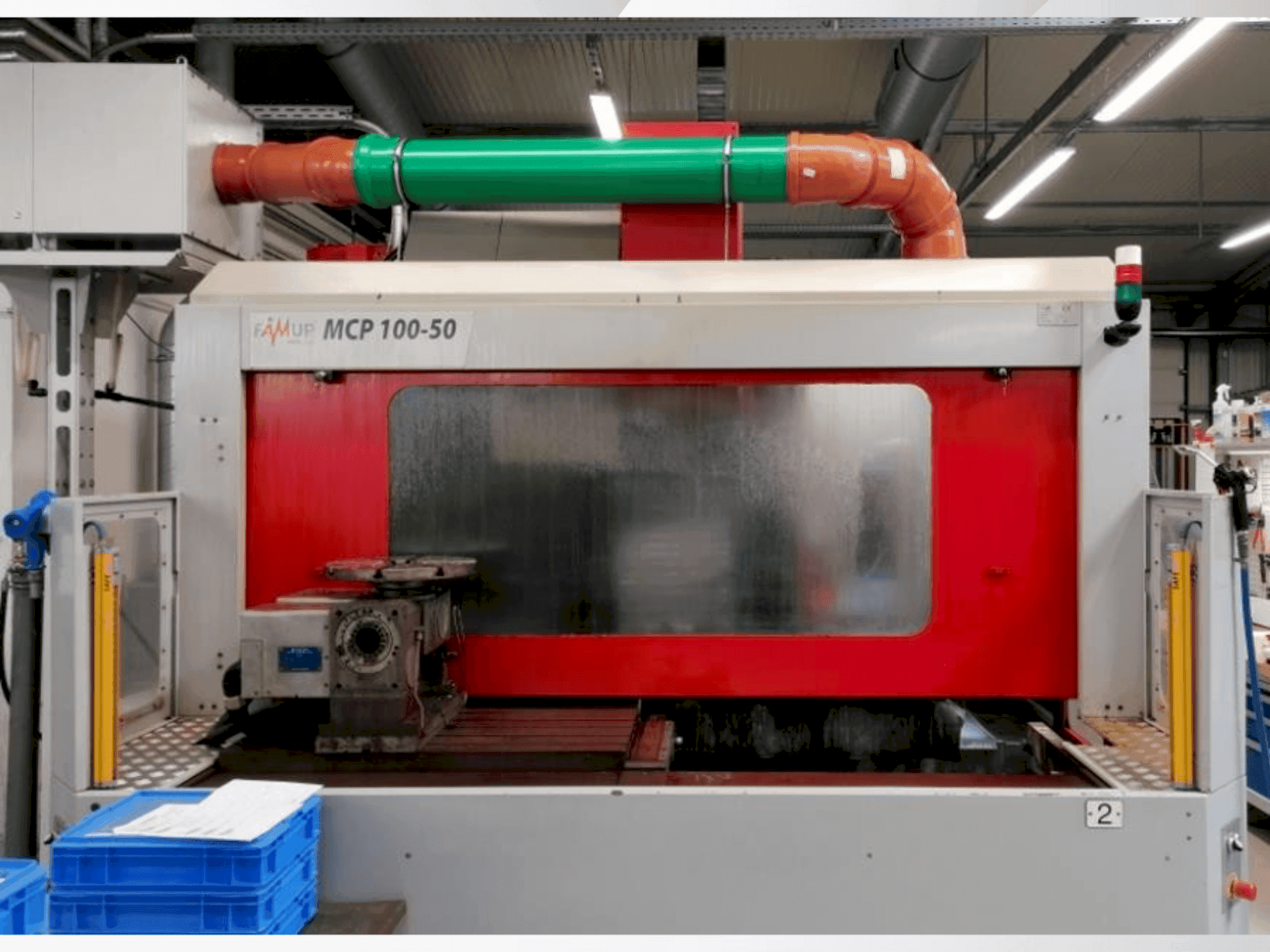 Vooraanzicht van EMCO FamUp MCP 100-50 machine