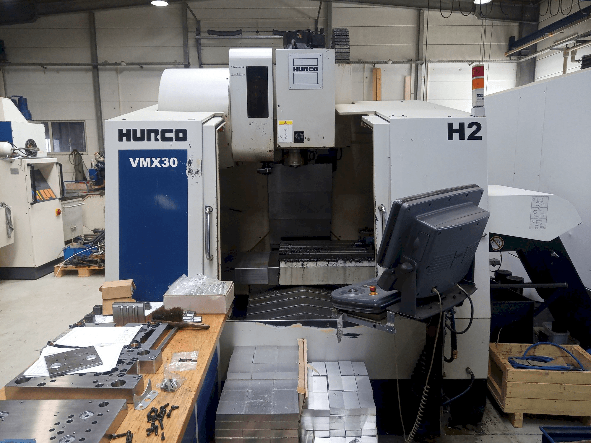 Vooraanzicht van Hurco VMX30 machine