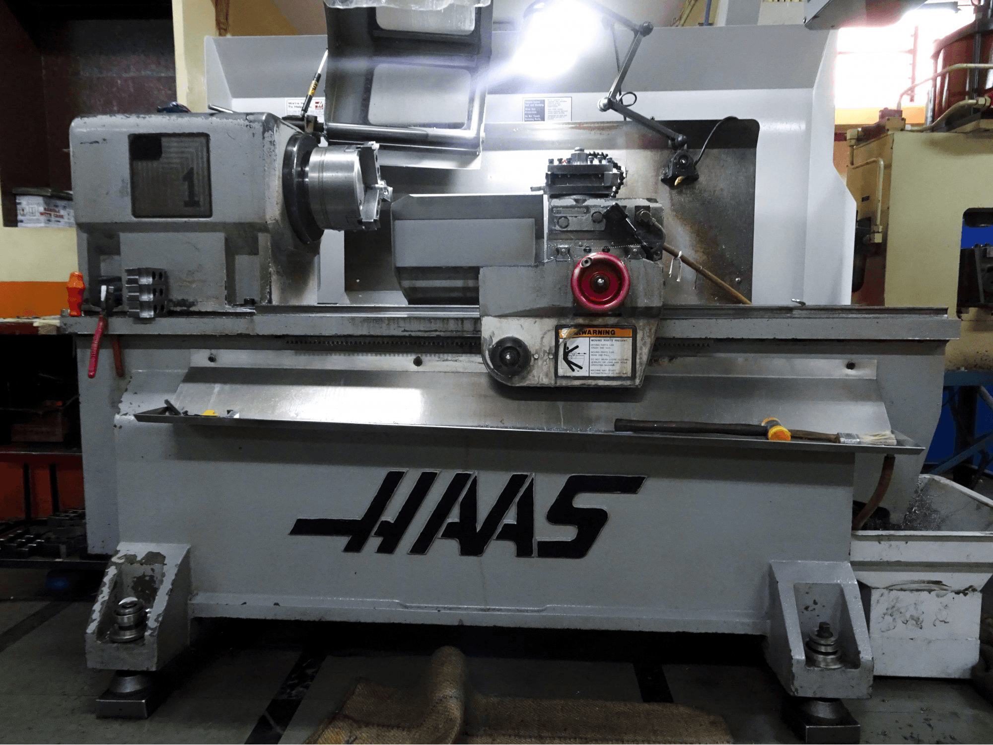 Vooraanzicht van HAAS TL-1 machine