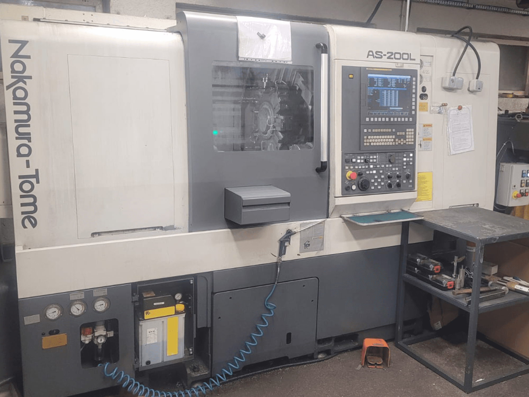 NAKAMURA-TOME AS-200L horizontale draaimachine, vooraanzicht met bedieningspaneel, spindel en machinekenmerken.