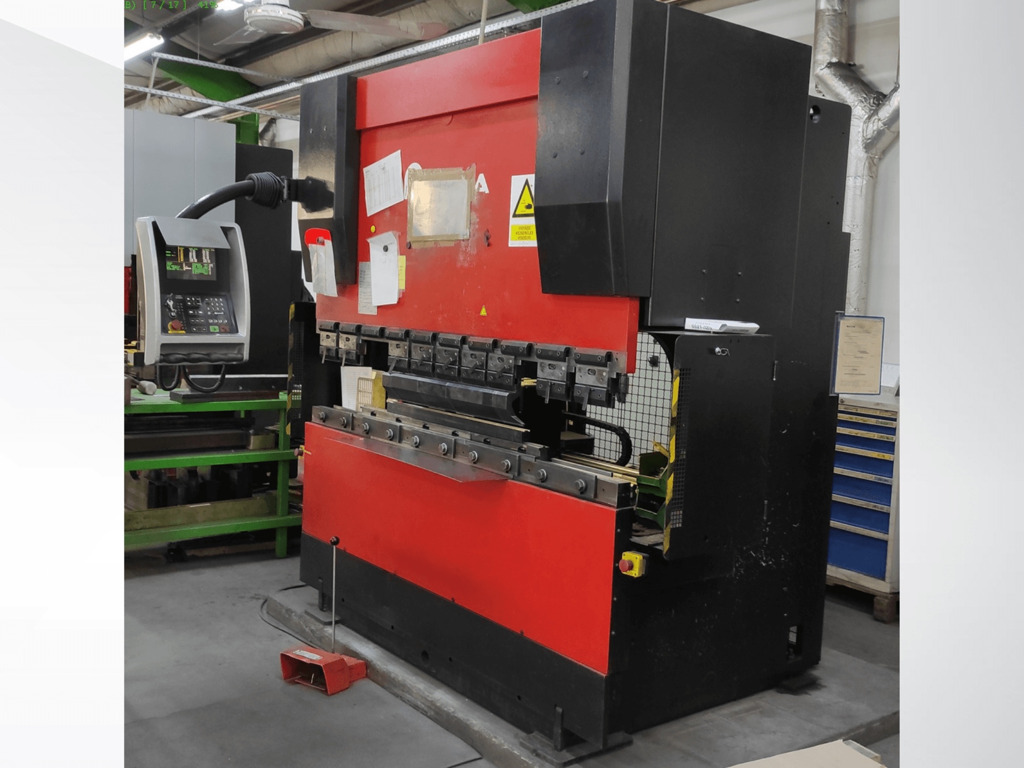 AMADA HFB 5020 afkantpers in rood en zwart, vooraanzicht, met het bedieningspaneel, de buiggereedschappen en de veiligheidsfuncties.