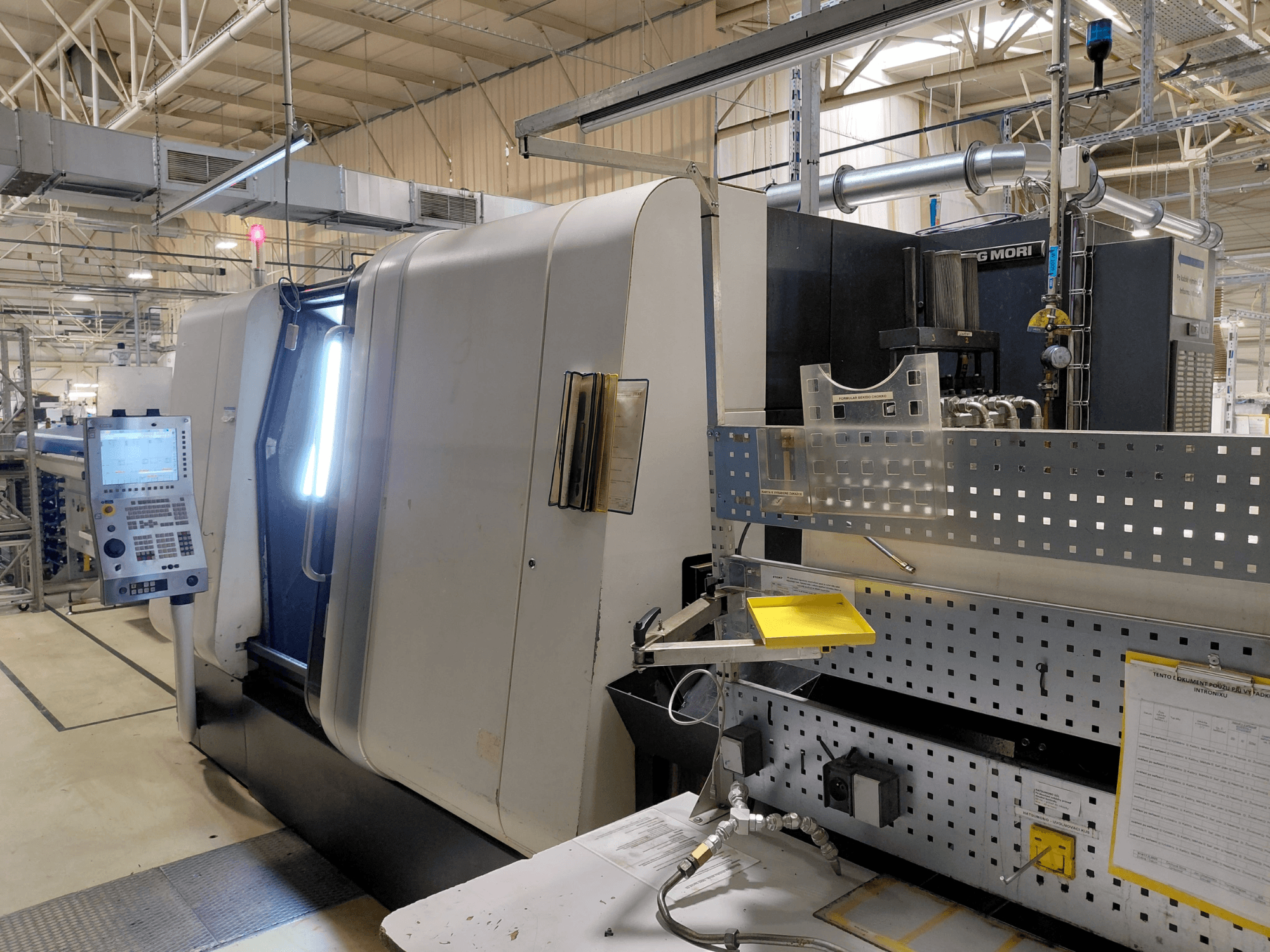 Meerassige draaimachine DMG MORI Sprint 65 lineair, vooraanzicht, met bedieningspaneel en machinekenmerken.