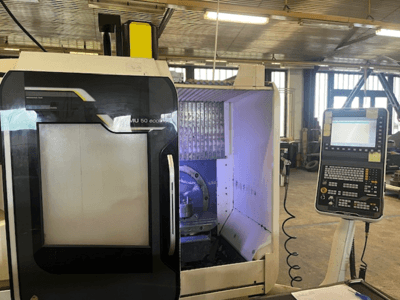 DMU 50 eco freesmachine vooraanzicht met bedieningspaneel, weergave van gereedschaphouder en werkruimte.