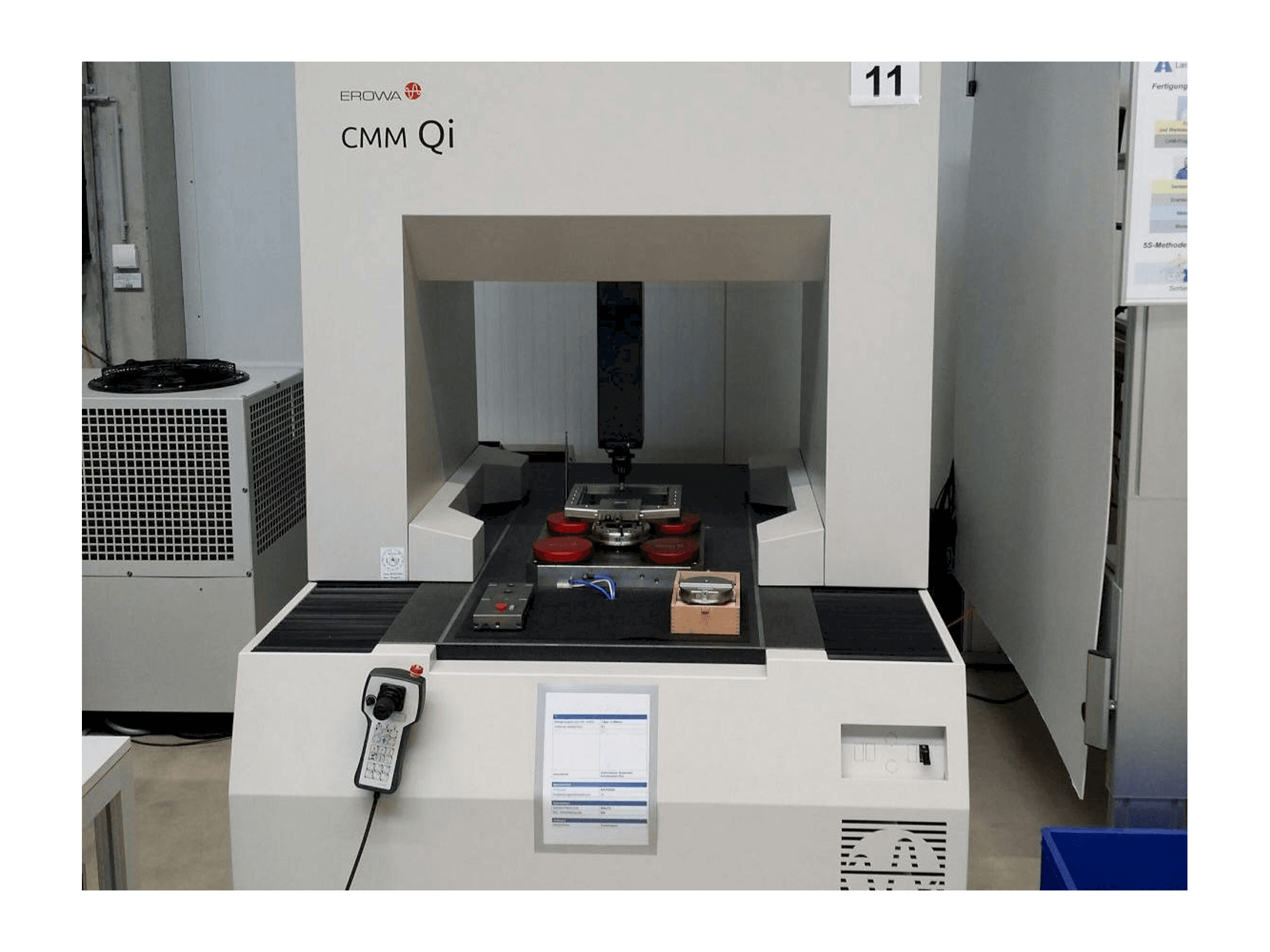 Vooraanzicht van EROWA CMM Qi machine
