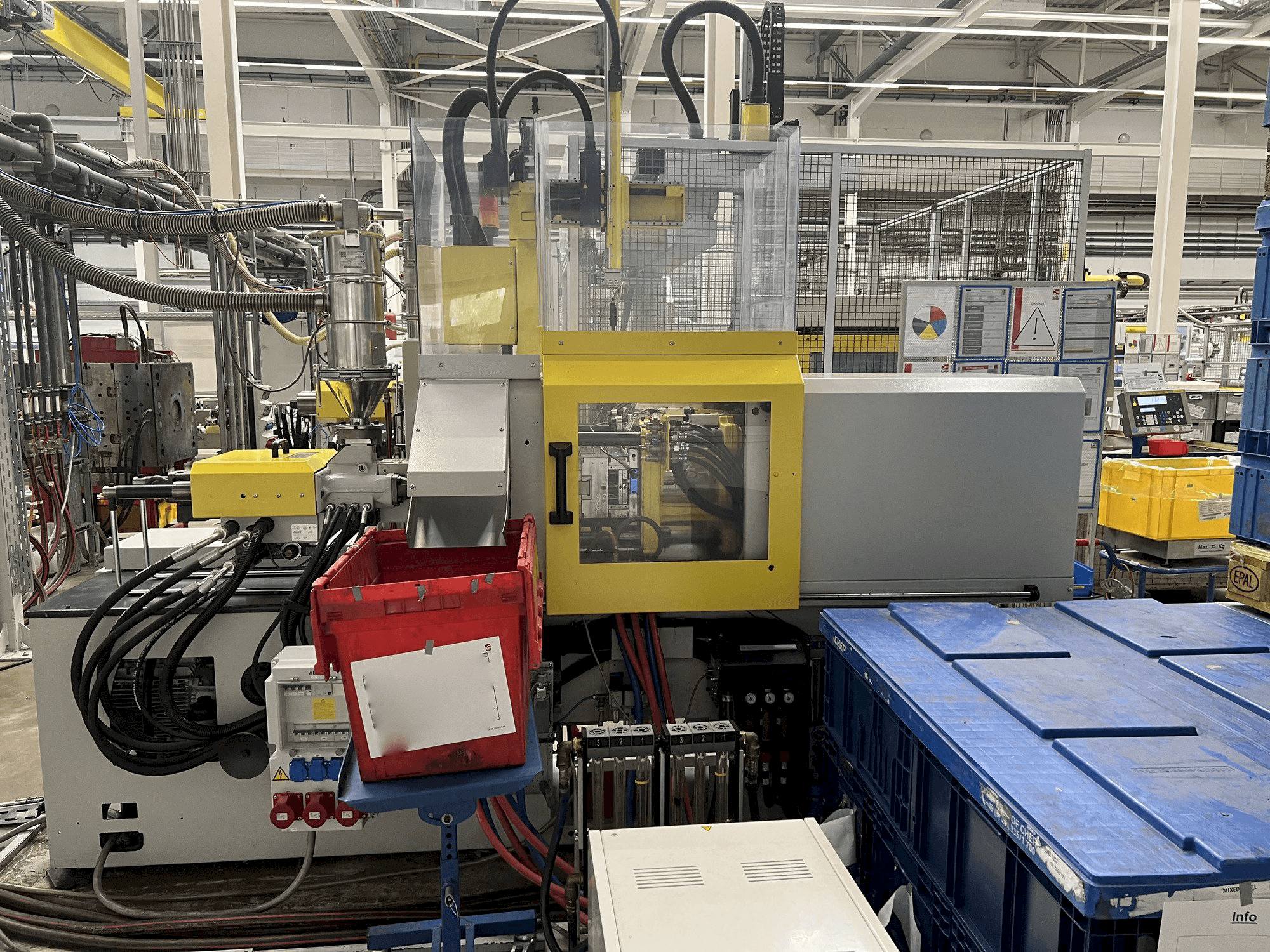 Vooraanzicht van Arburg 270S 350 - 70 machine