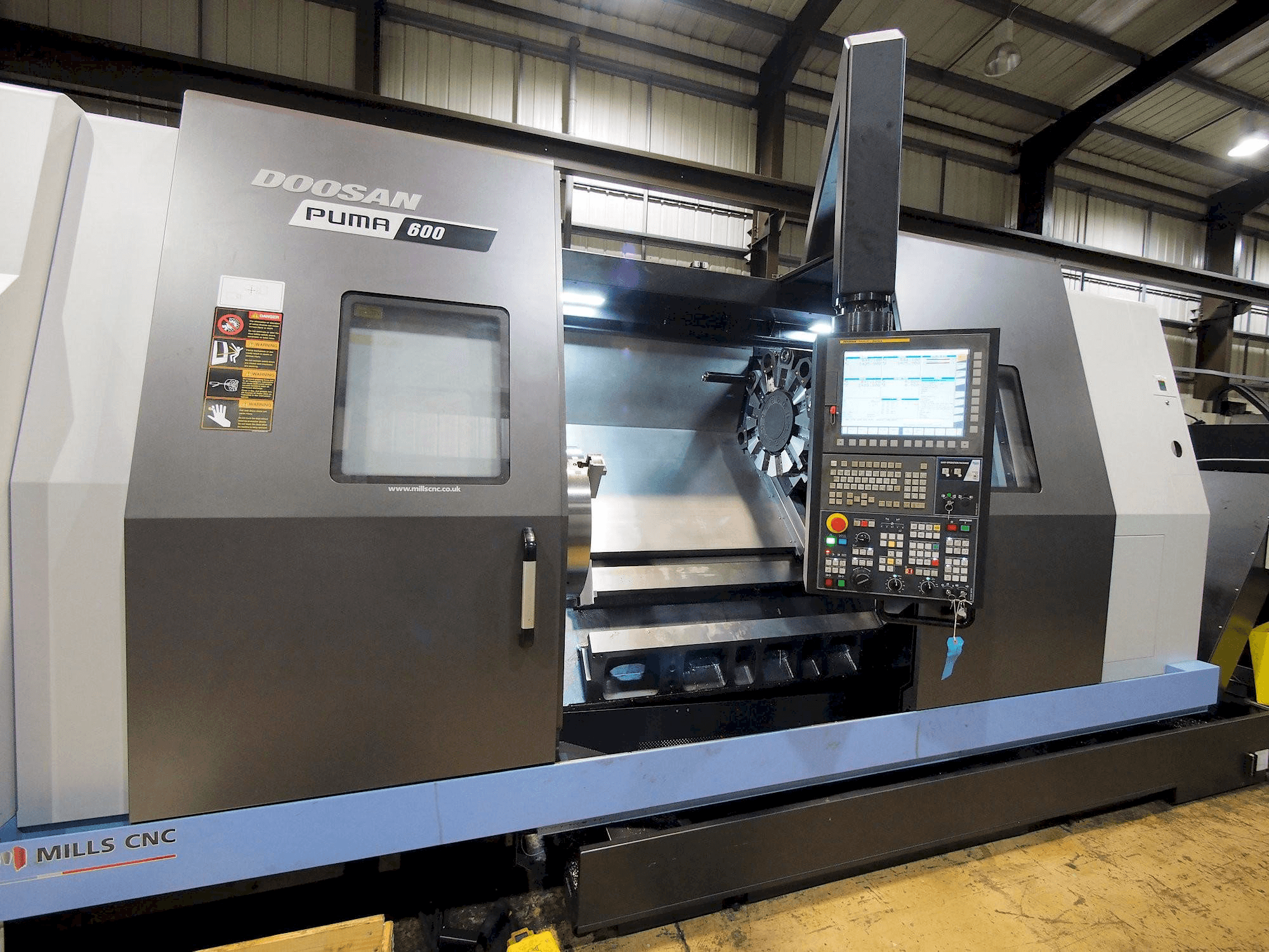 Vooraanzicht van Doosan Puma 600 machine
