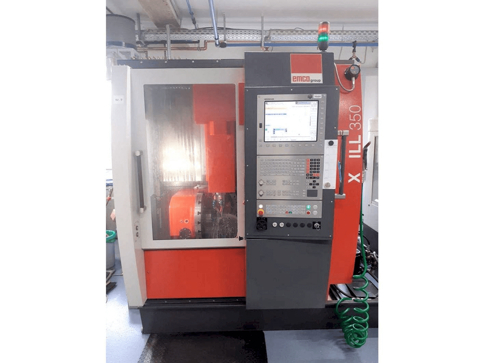 Vooraanzicht van EMCO Maxxmill 350 machine