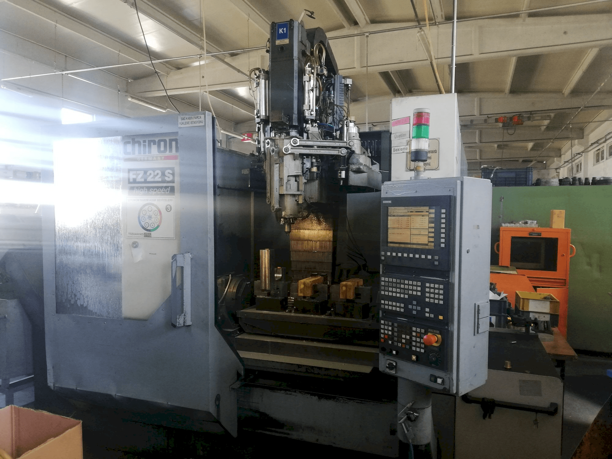 Vooraanzicht van CHIRON FZ 22 S machine