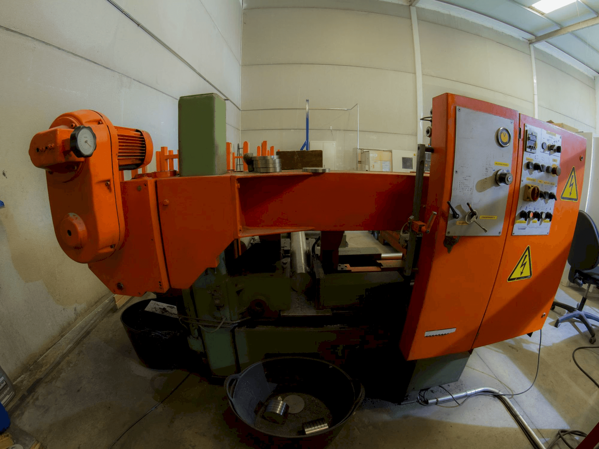 Vooraanzicht van KASTO HBA 340 AU machine