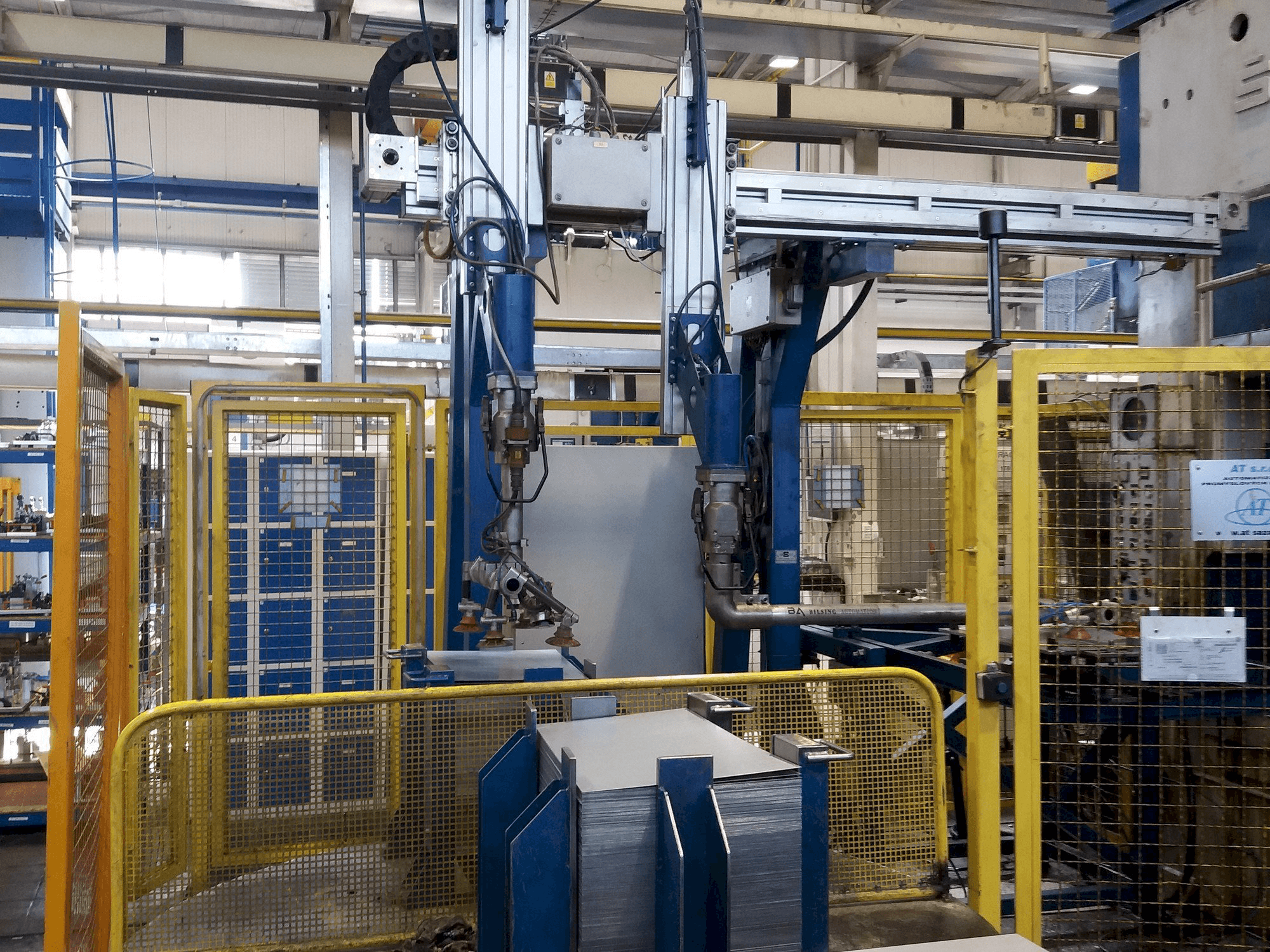 Vooraanzicht van SMERAL LKT 250 machine