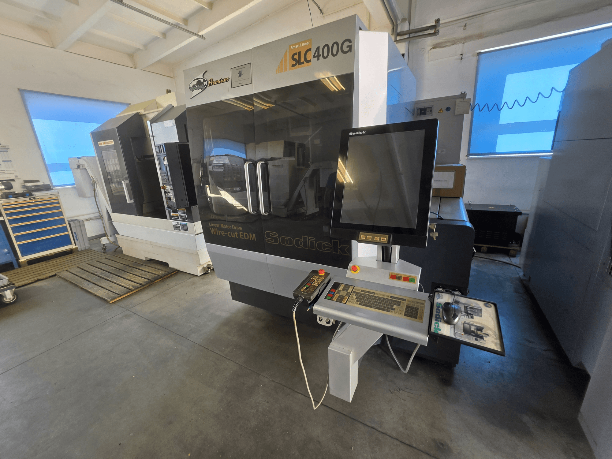 Sodick SLC400G draadvonkmachine, vooraanzicht met bedieningspaneel en touchscreen in een werkplaatsomgeving.