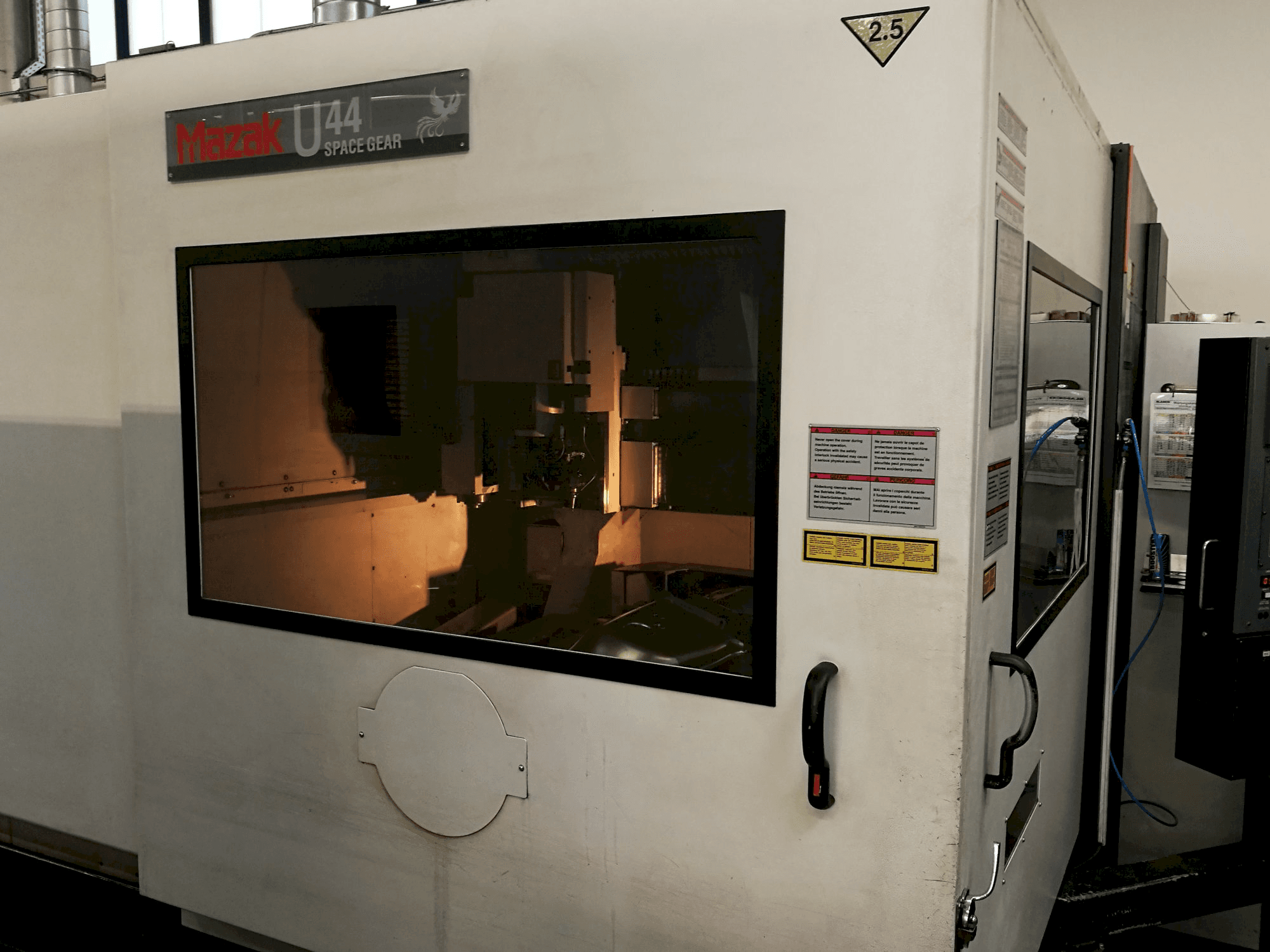 Links zicht van Mazak Space Gear-U44 machine