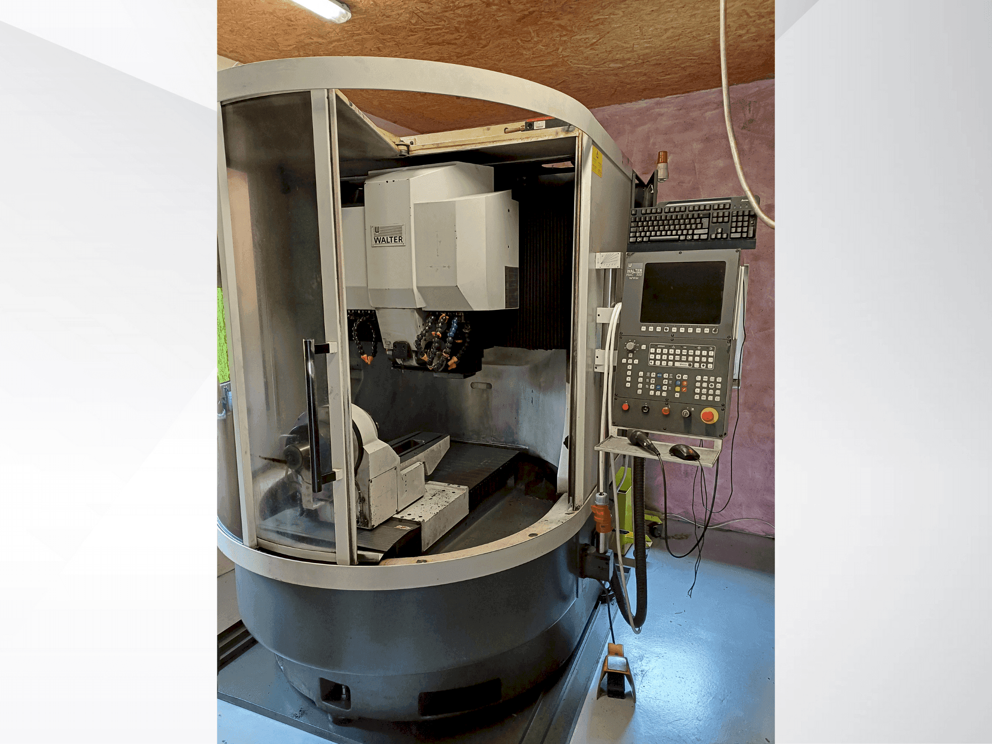 Vooraanzicht van WALTER Helitronic Power Regrinder machine