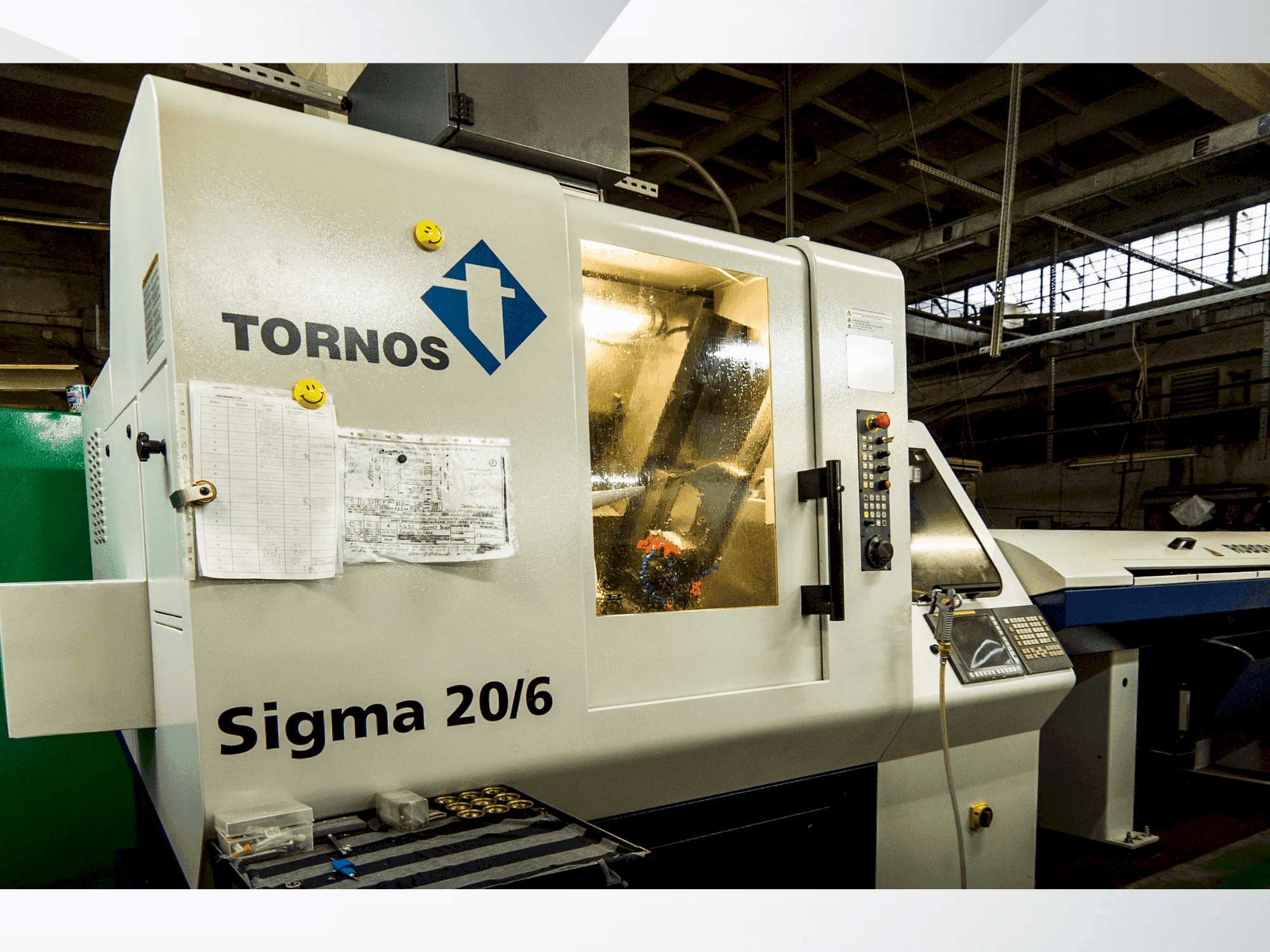 Vooraanzicht van TORNOS DECO Sigma 20/6 machine