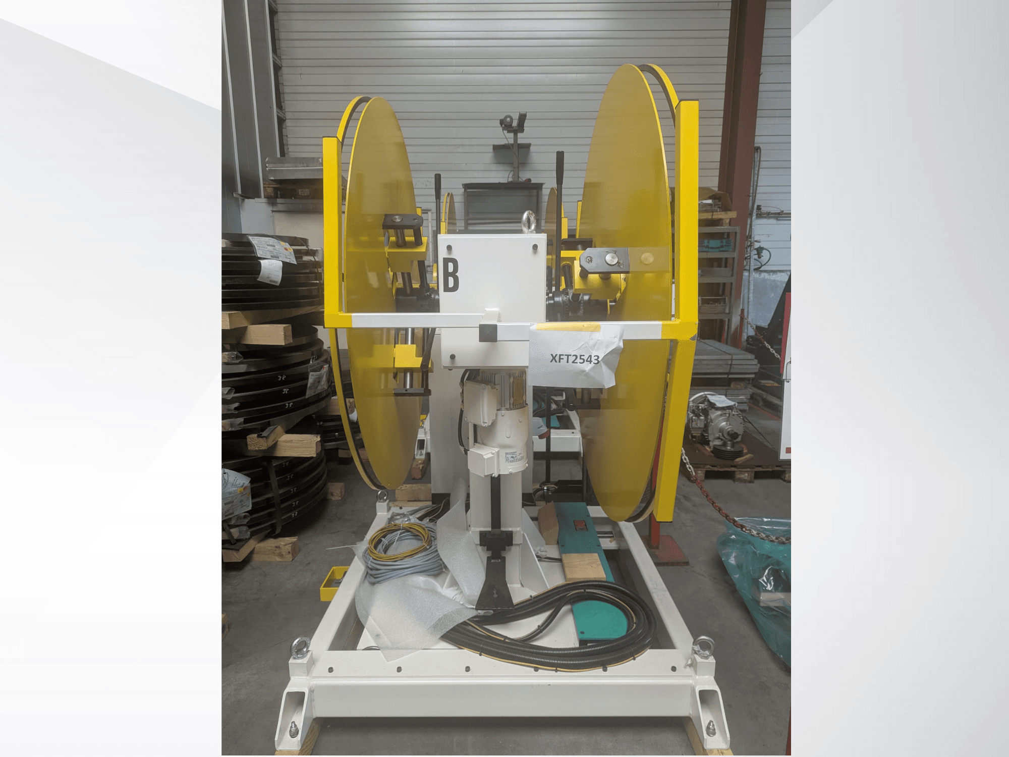 Gele cirkelzaagbladen gemonteerd op een witte machinebasis, vooraanzicht; model XFT2543, met zichtbare bedrading en onderdelen.