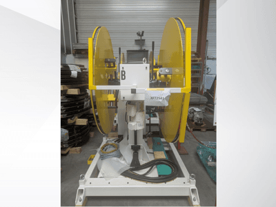 Gele cirkelzaagbladen gemonteerd op een witte machinebasis, vooraanzicht; model XFT2543, met zichtbare bedrading en onderdelen.