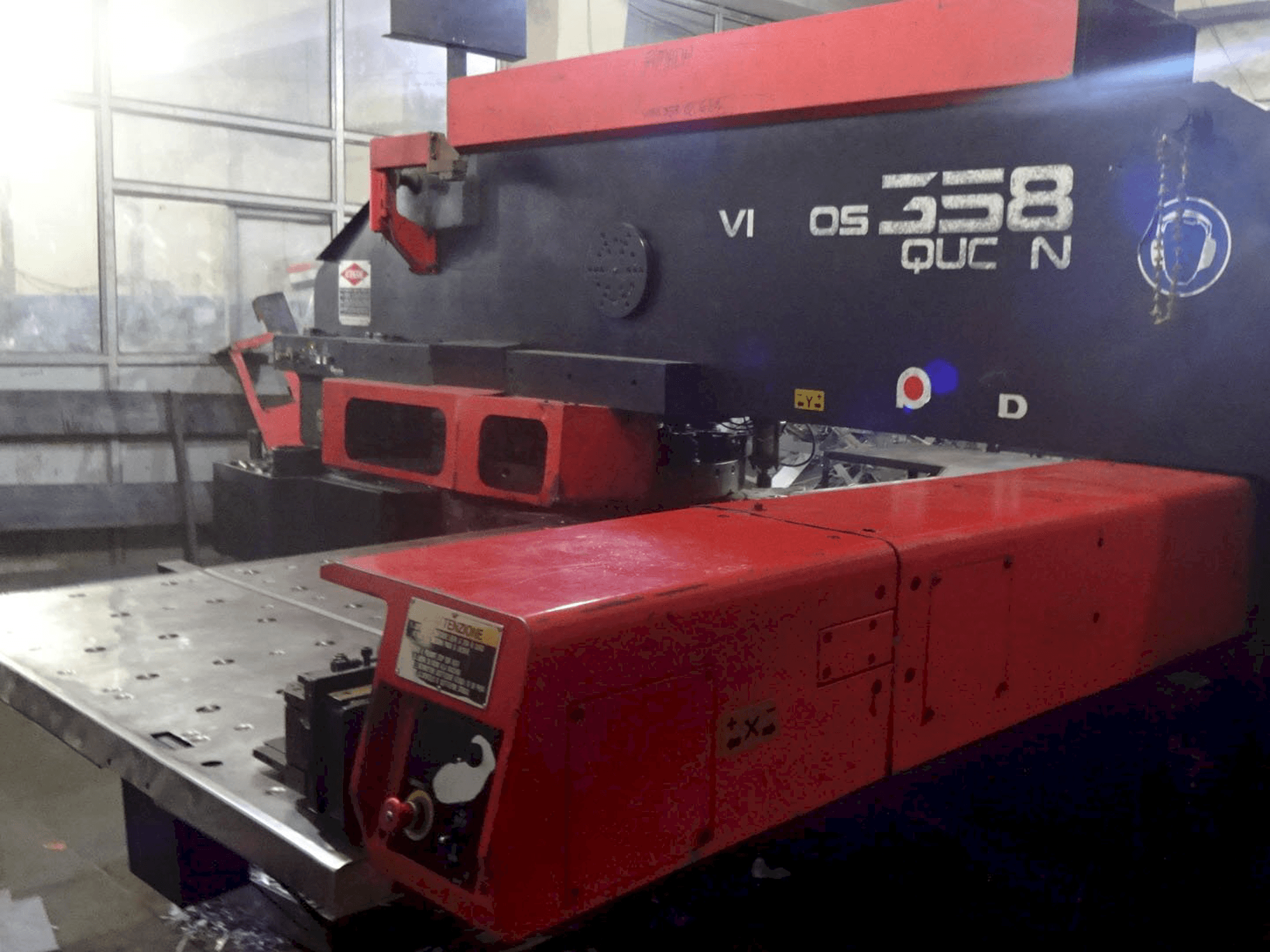 Recht aanzicht van AMADA Vipros 358Q machine