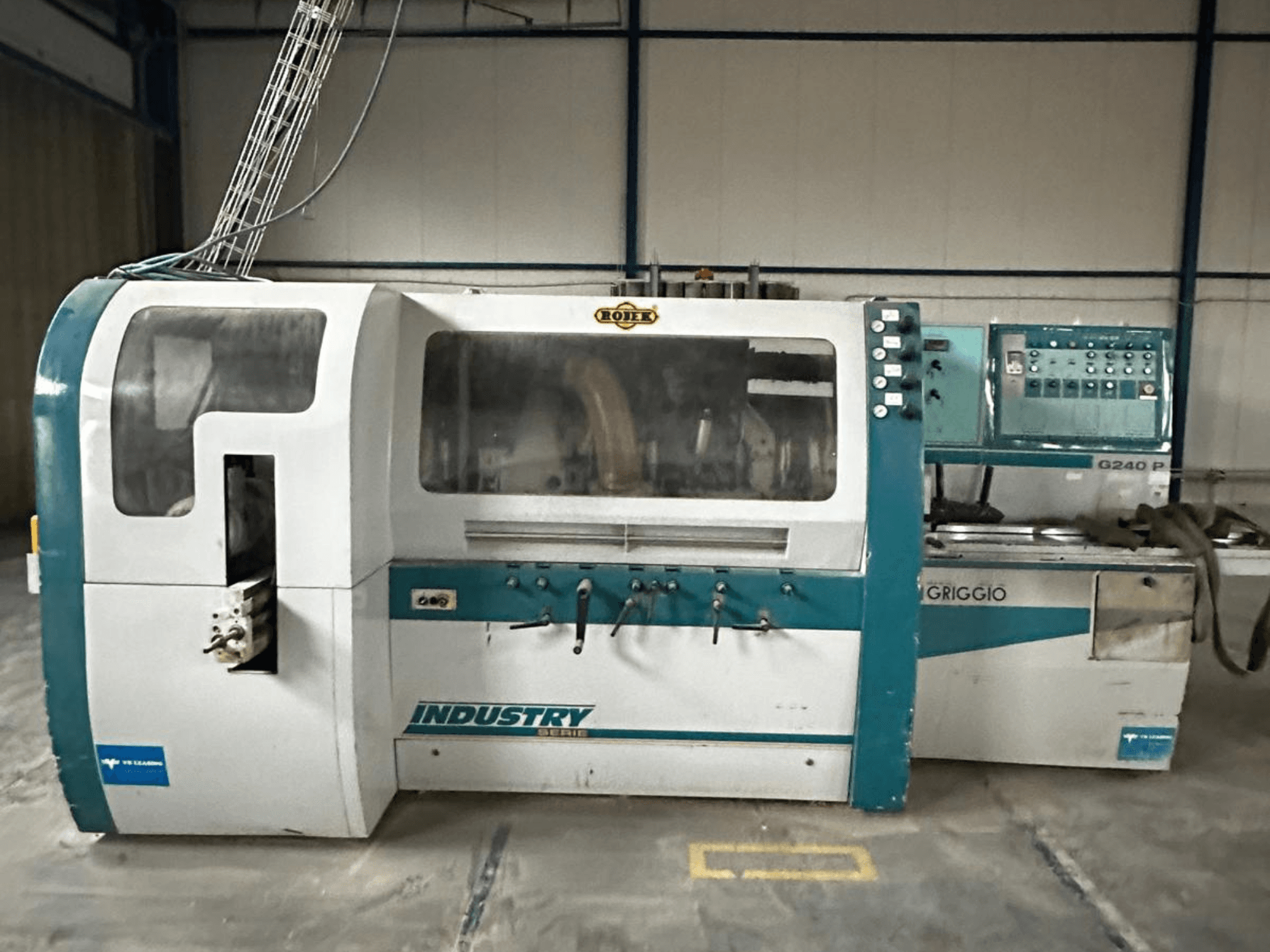 Griggio Industry G240 P machine, vooraanzicht, met bedieningspaneel en duidelijke behuizing die de interne mechanismen toont.