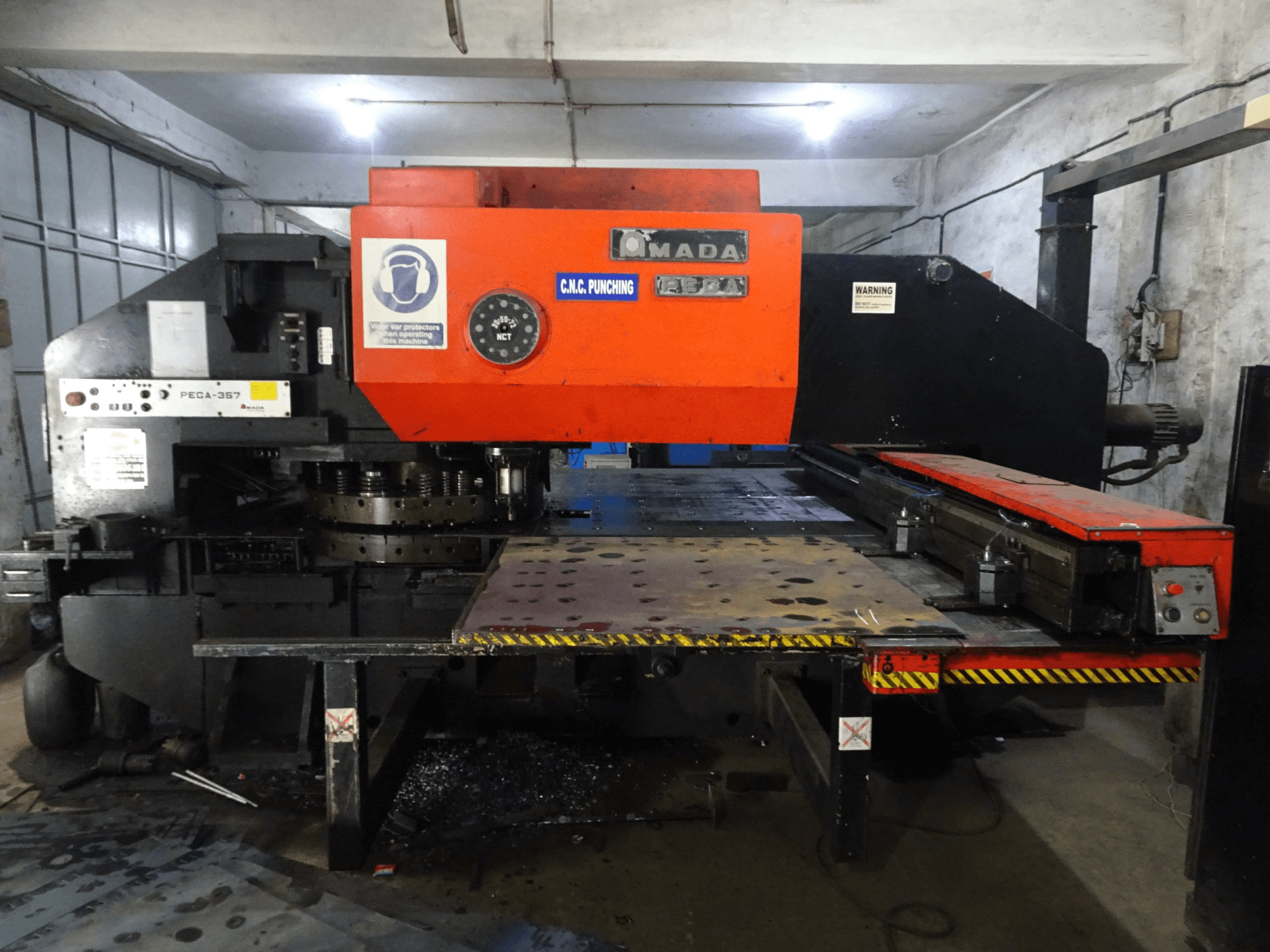 Vooraanzicht van AMADA PEGA 357 machine