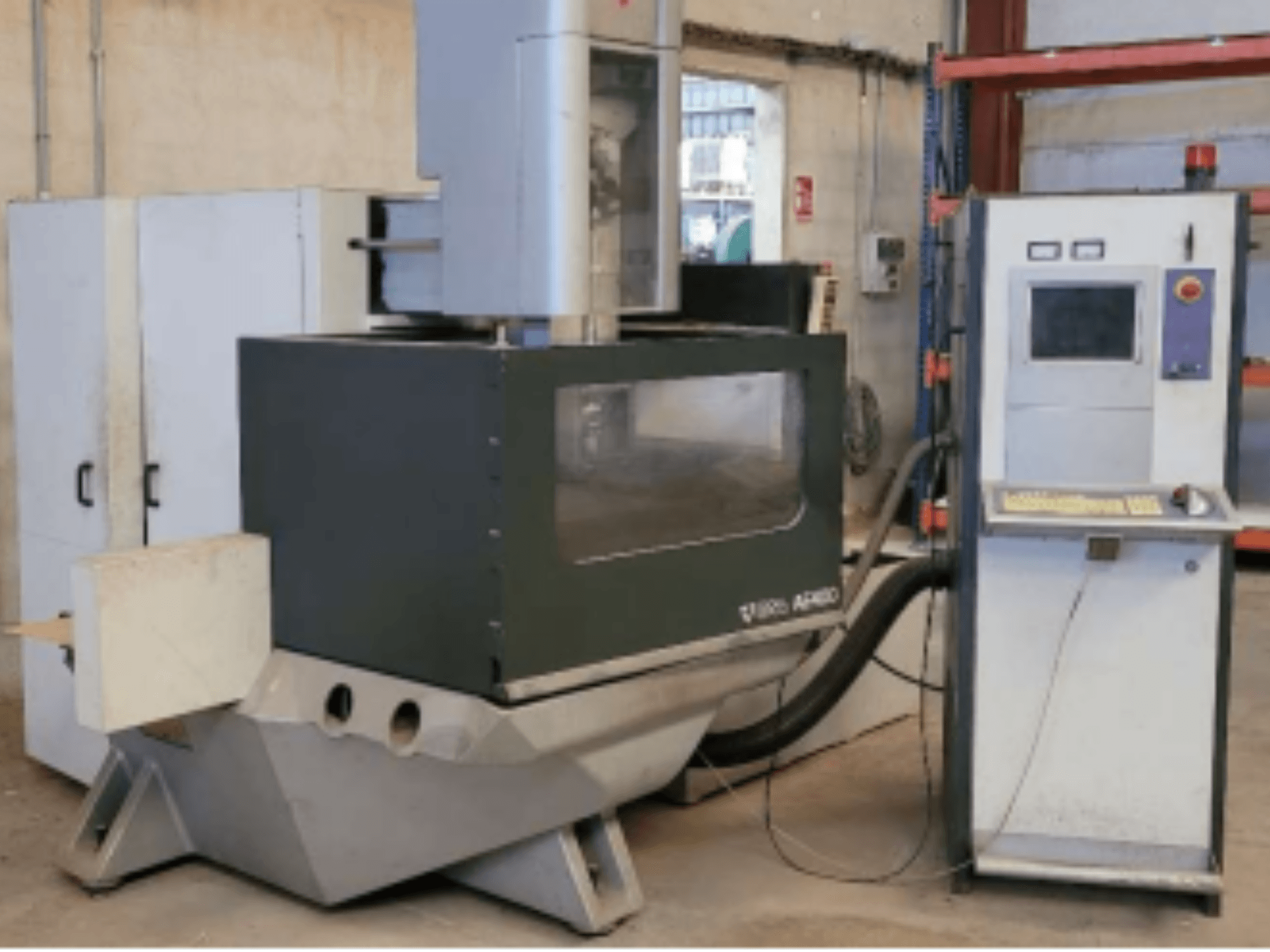 ONA AE 400 draadvonkmachine in een werkplaatsomgeving, met rechts een bedieningspaneel en een groot snijgebied.