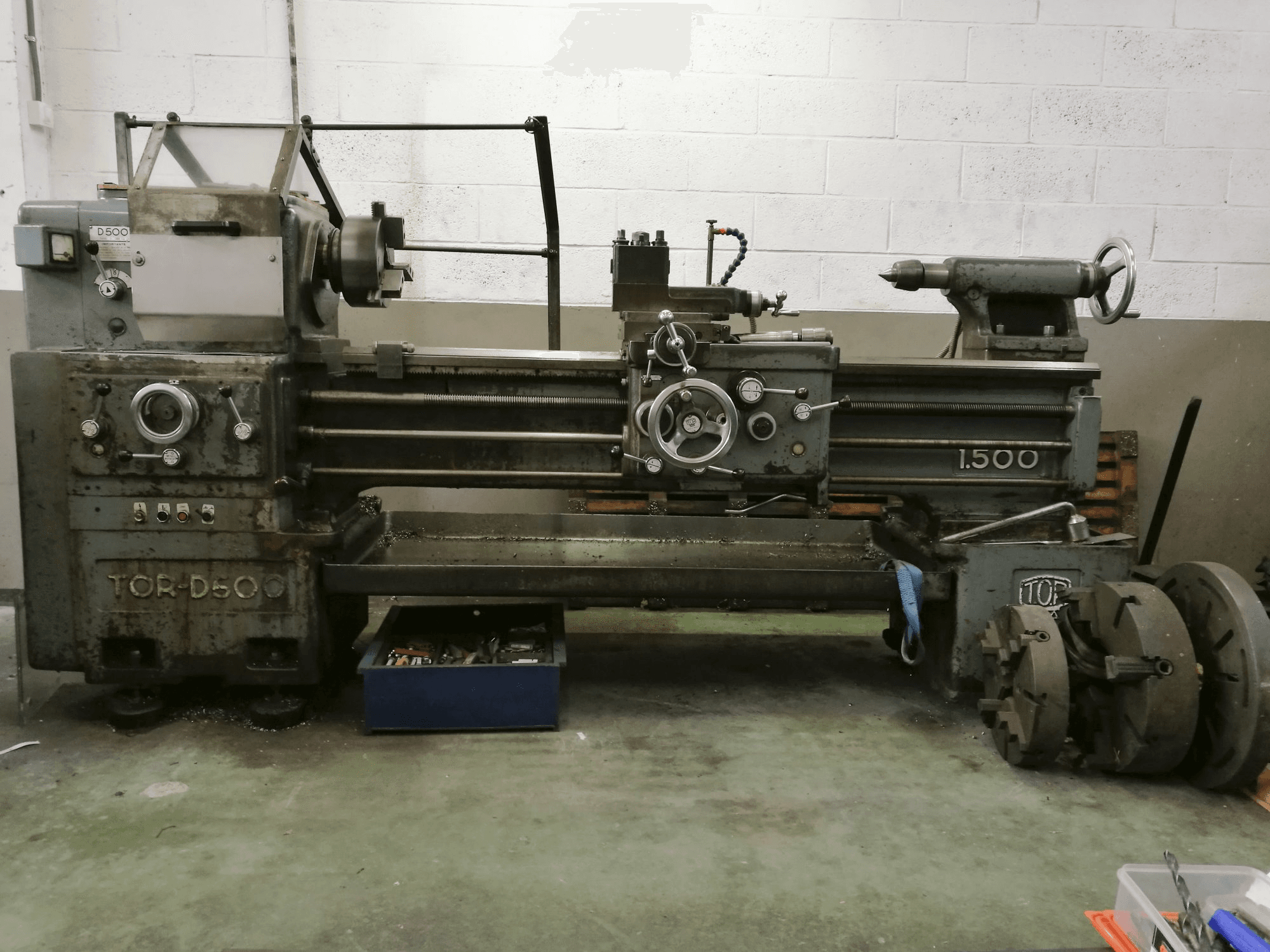 Vooraanzicht van TOR D-500 machine