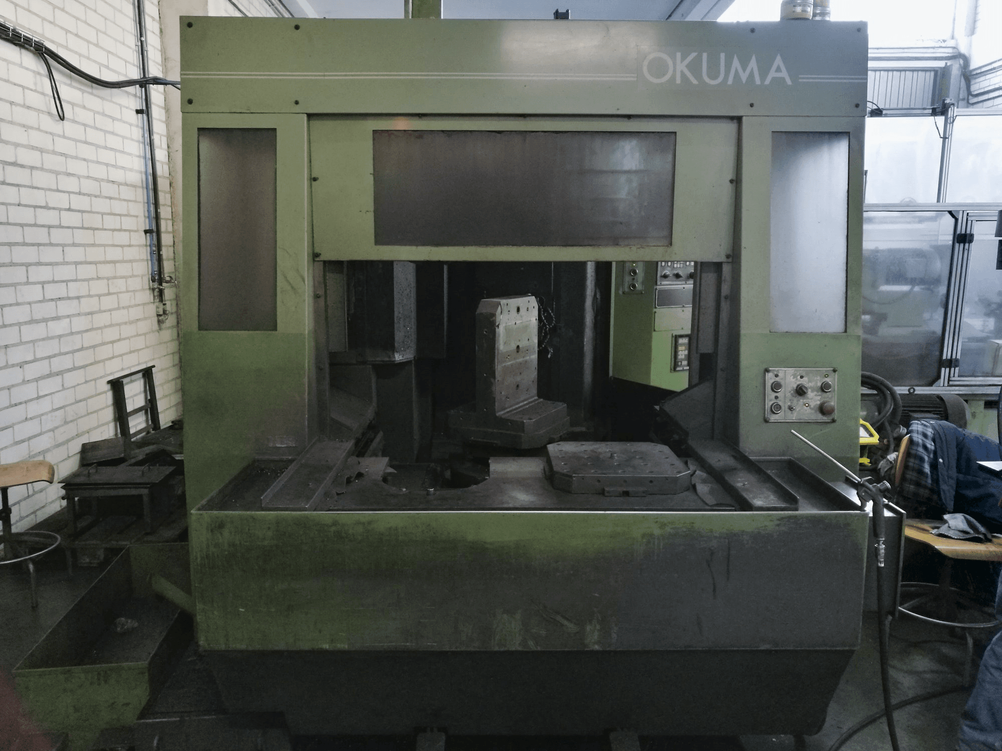 Vooraanzicht van Okuma MC-40H machine