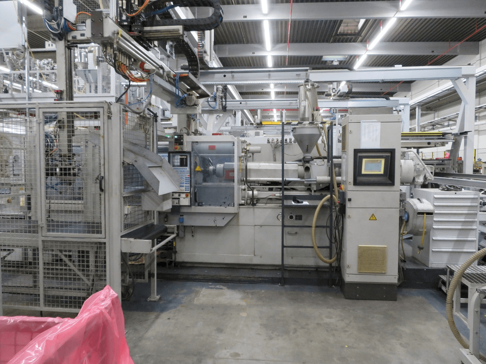 Vooraanzicht van Krauss Maffei 200-1400 C2 machine